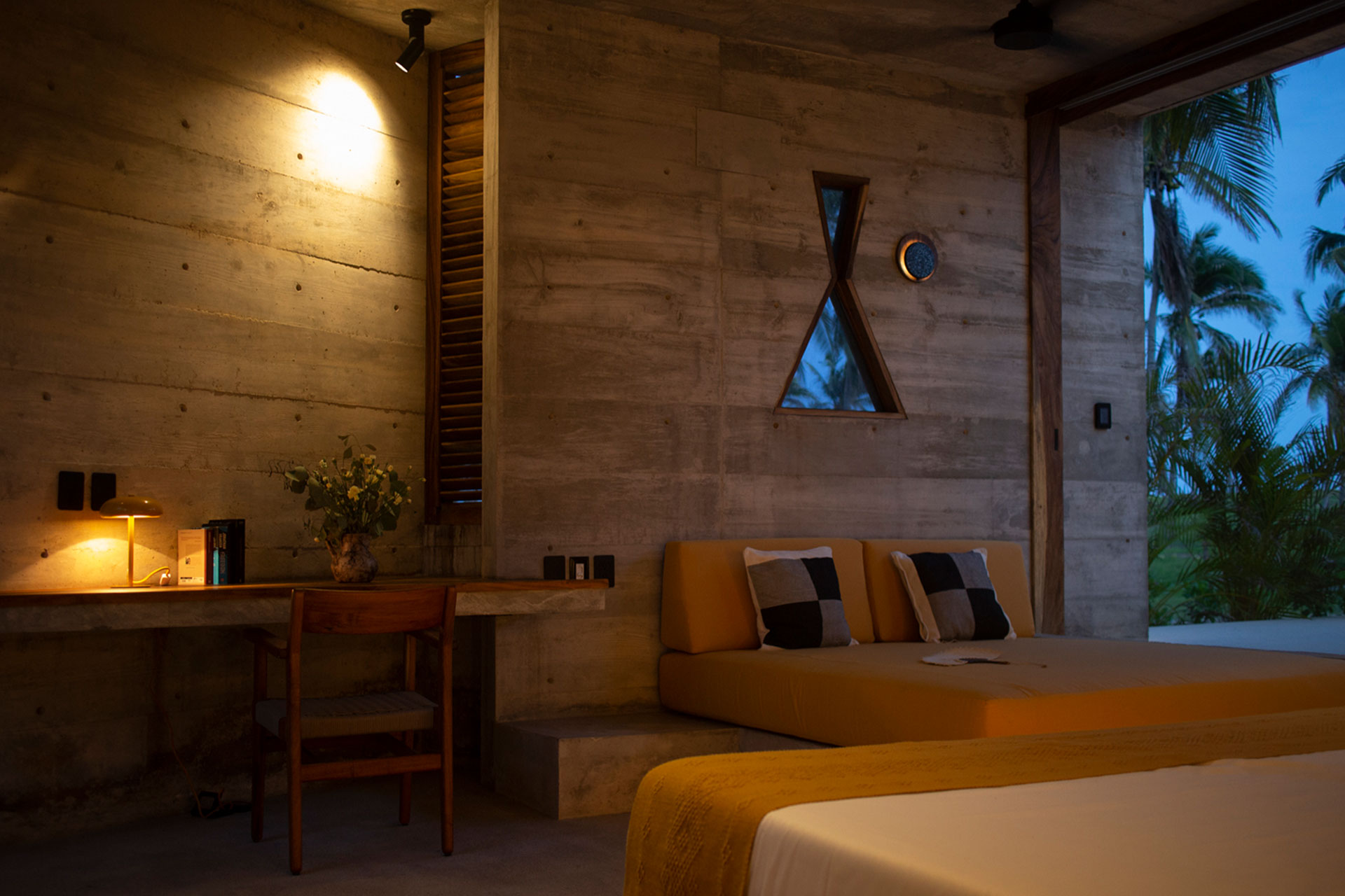 roca-ahumada_villa_puerto-escondido-oaxaca-mexico_interior-bedroom-night-view.jpg