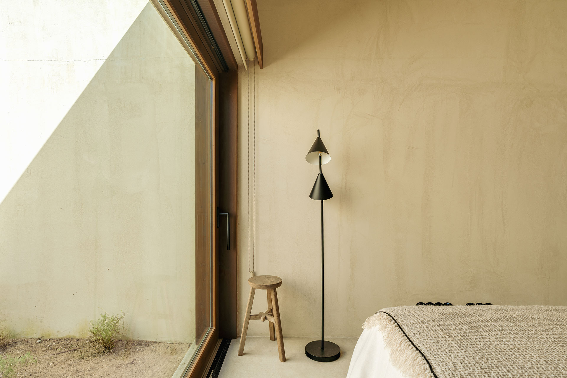 the-sand-house_villa_comporta-portugal_interior-bedroom-lamp.jpg