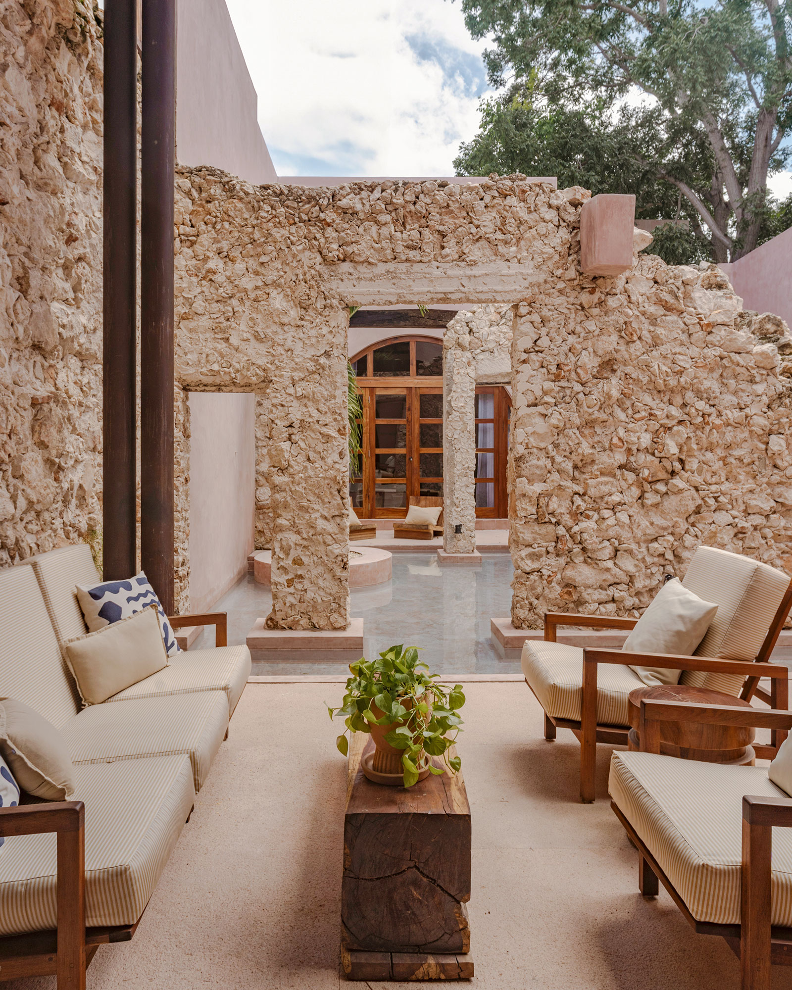 casa-rosa_villa_merida-mexico_exterior-space.jpg