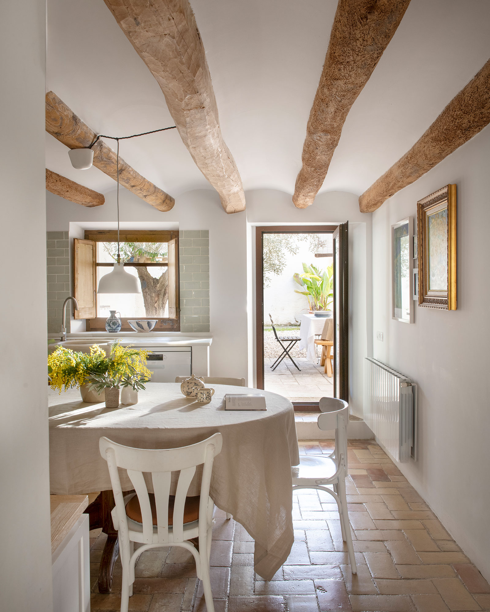 casa-maltesa_house_Catalonia-Spain_interior-table-detail.jpg