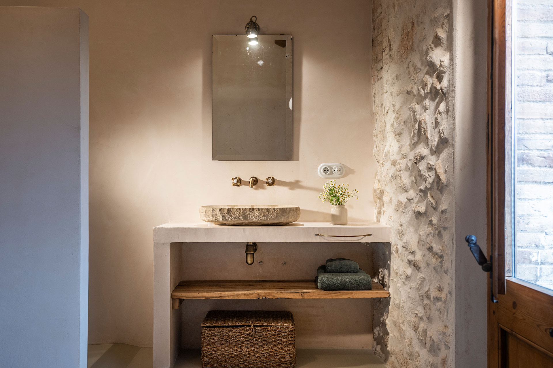 mas-grimosach_farmhouse_Catalunya-spain_interior-bathroom.jpg