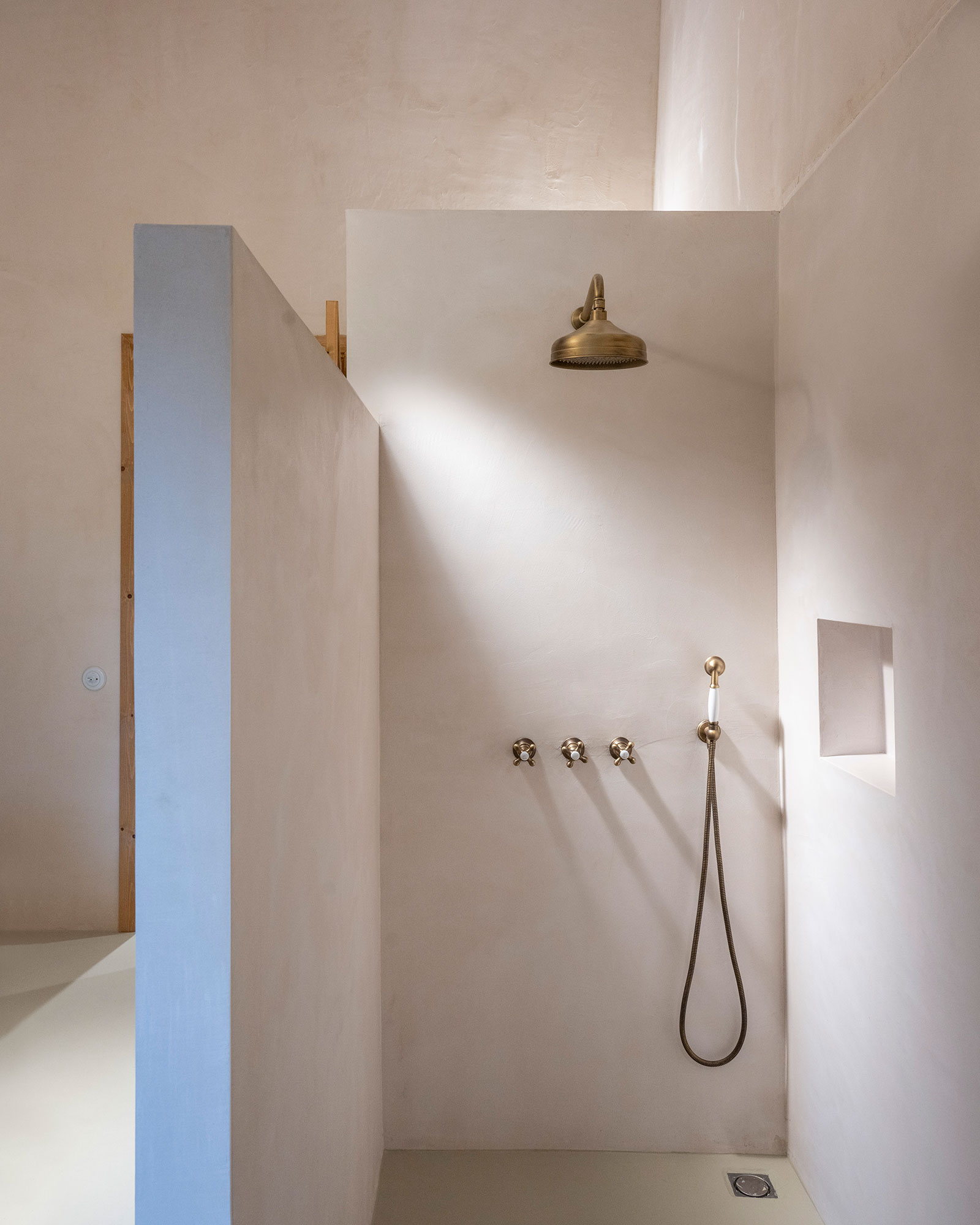 mas-grimosach_farmhouse_Catalunya-spain_interior-bathroom-shower.jpg
