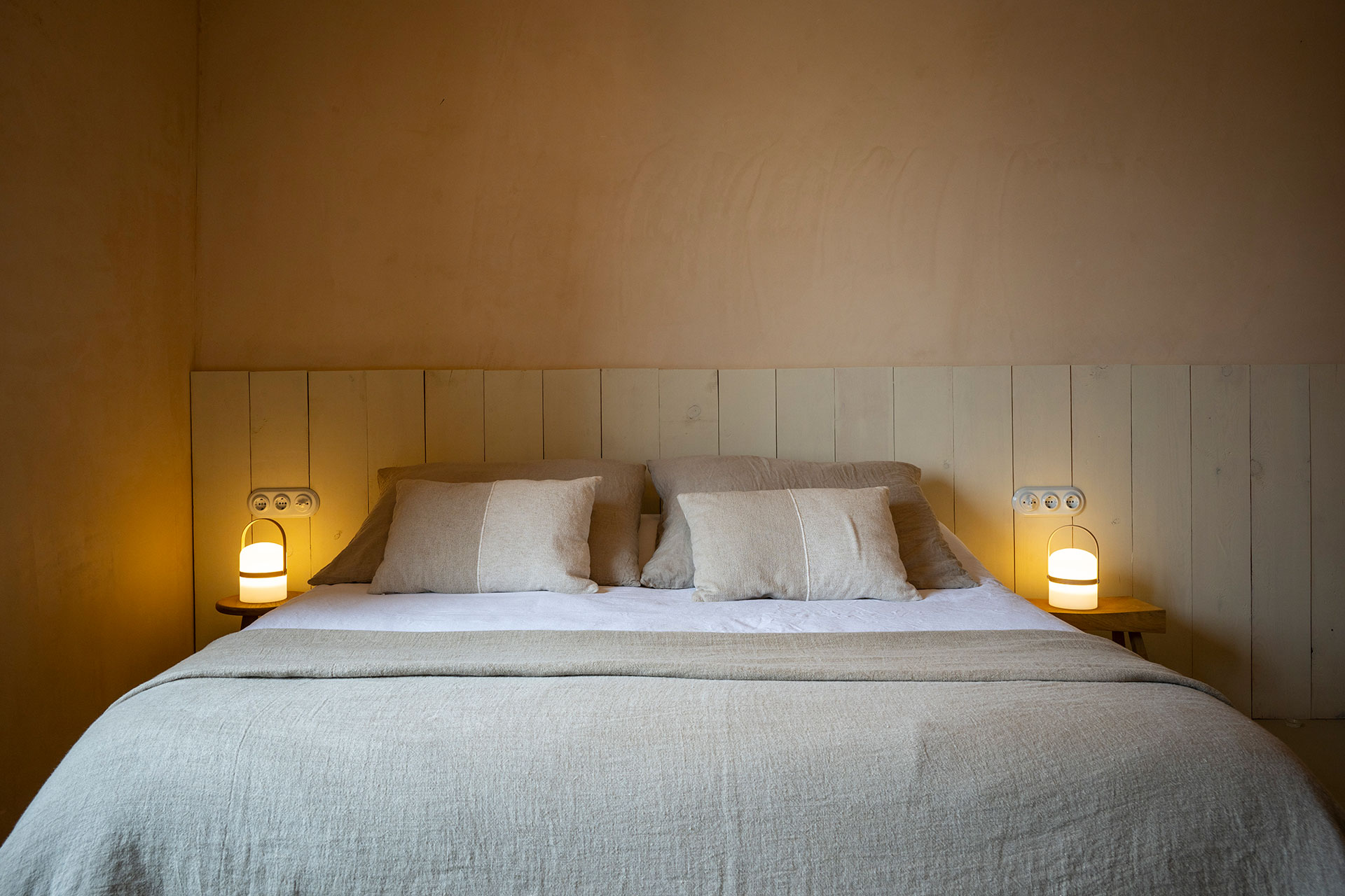 mas-grimosach_farmhouse_Catalunya-spain_interior-bed.jpg