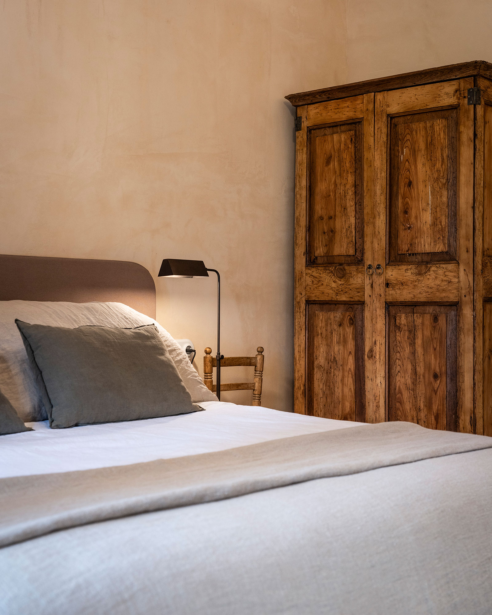 mas-grimosach_farmhouse_Catalunya-spain_interior-bed-detail.jpg