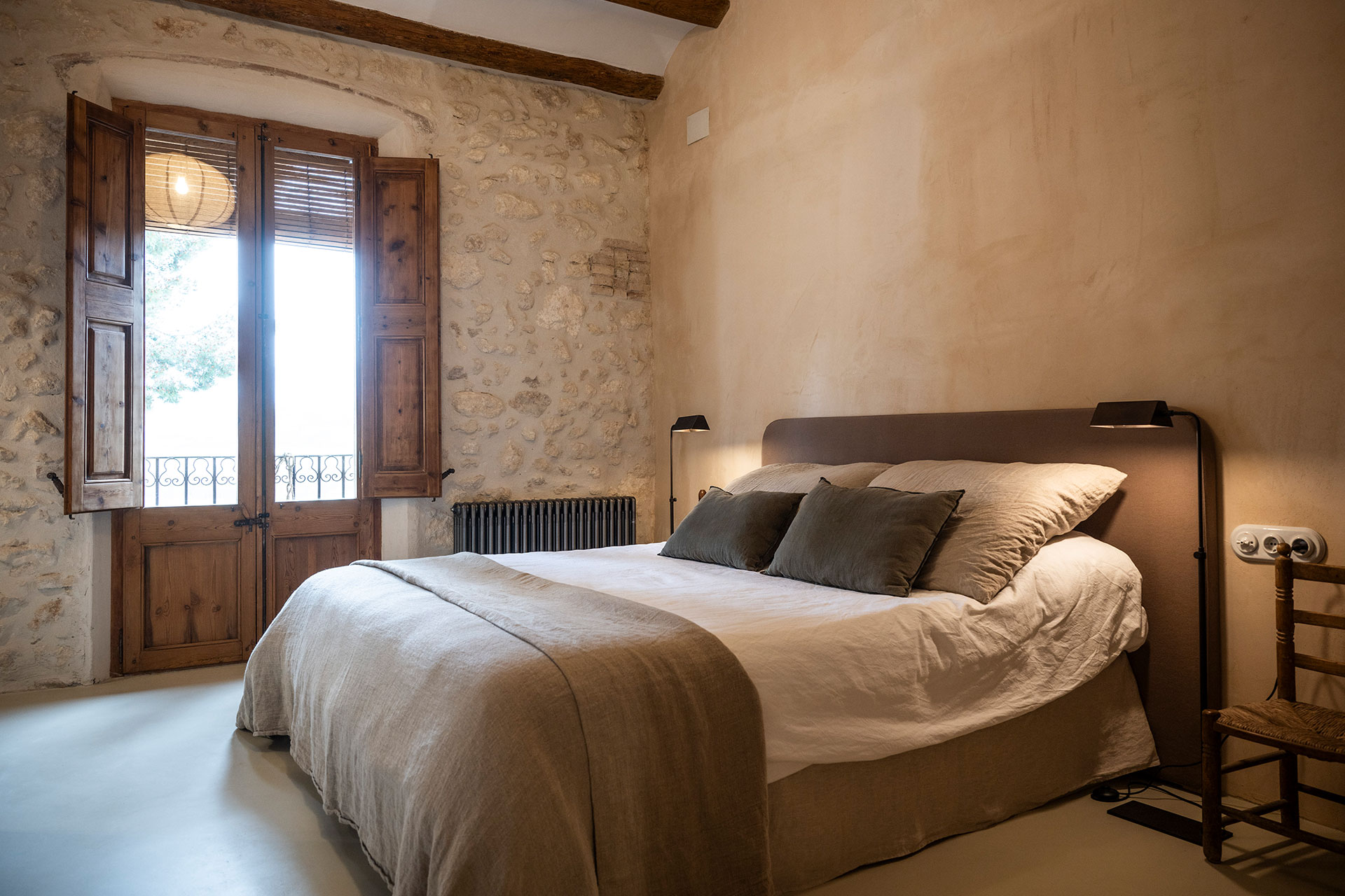 mas-grimosach_farmhouse_Catalunya-spain_interior-bedroom.jpg