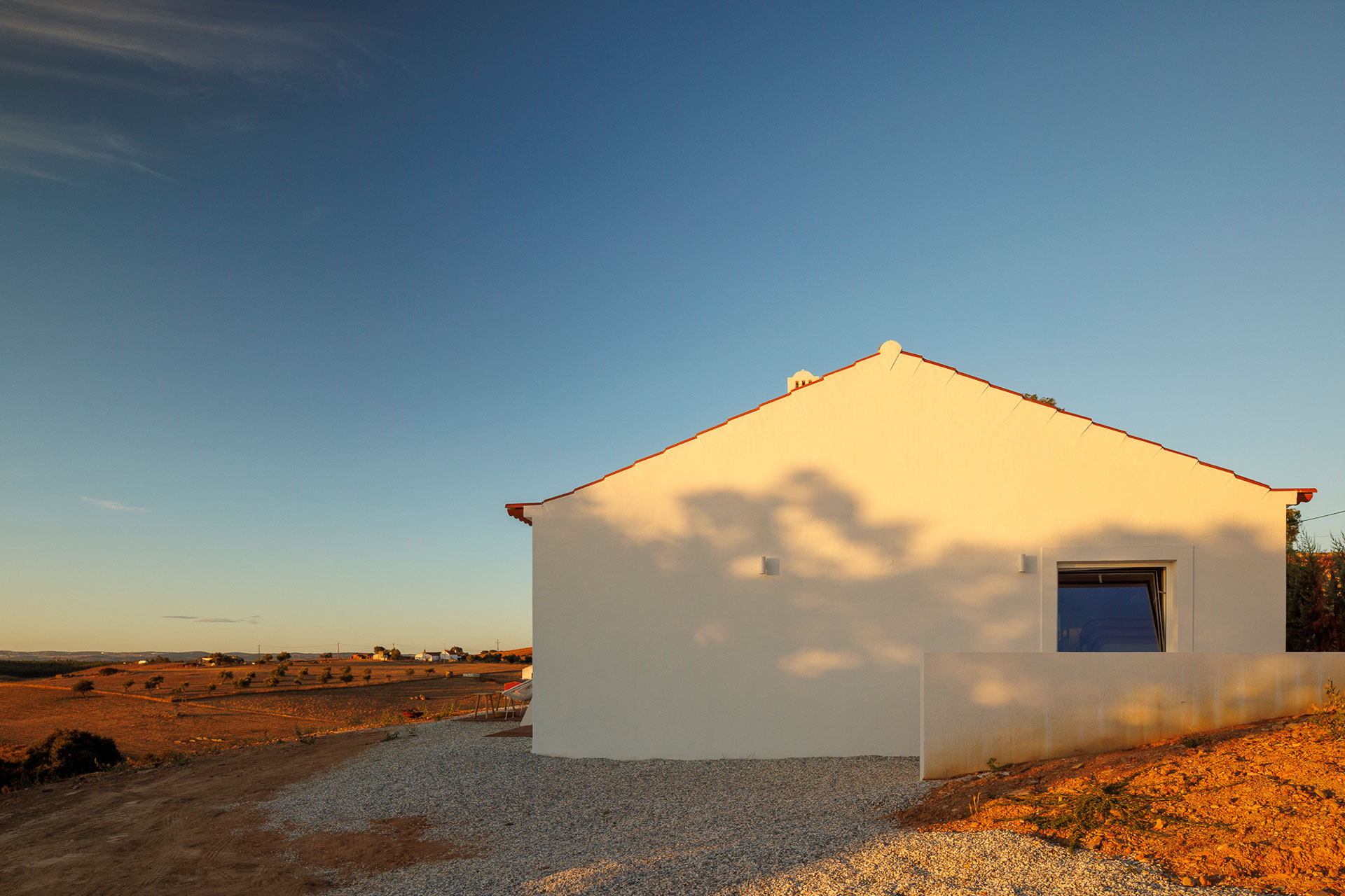 vagar-do-pastor_farmhouse_evora-portugal_exterior-facade.jpg