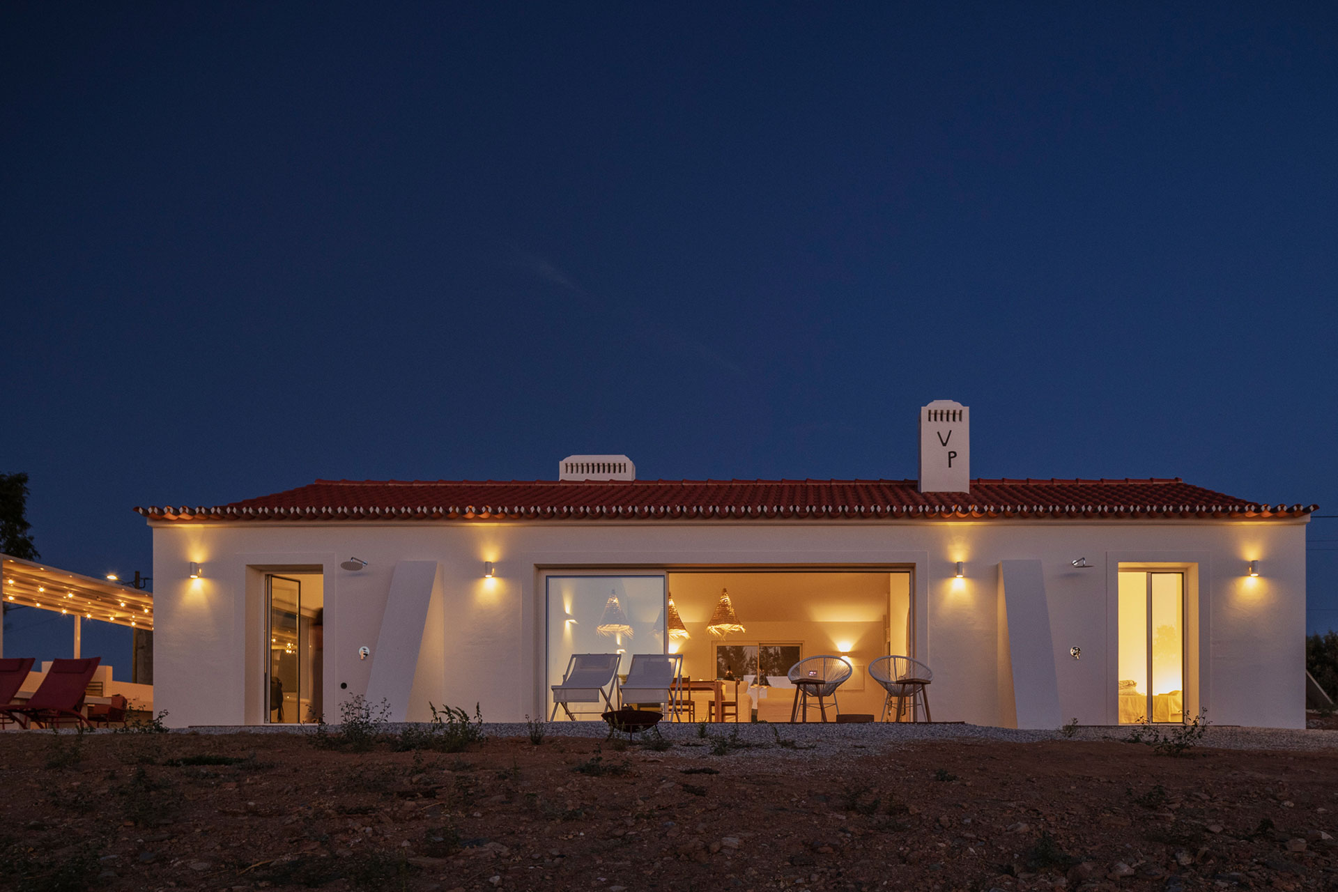 vagar-do-pastor_farmhouse_evora-portugal_exterior-night.jpg