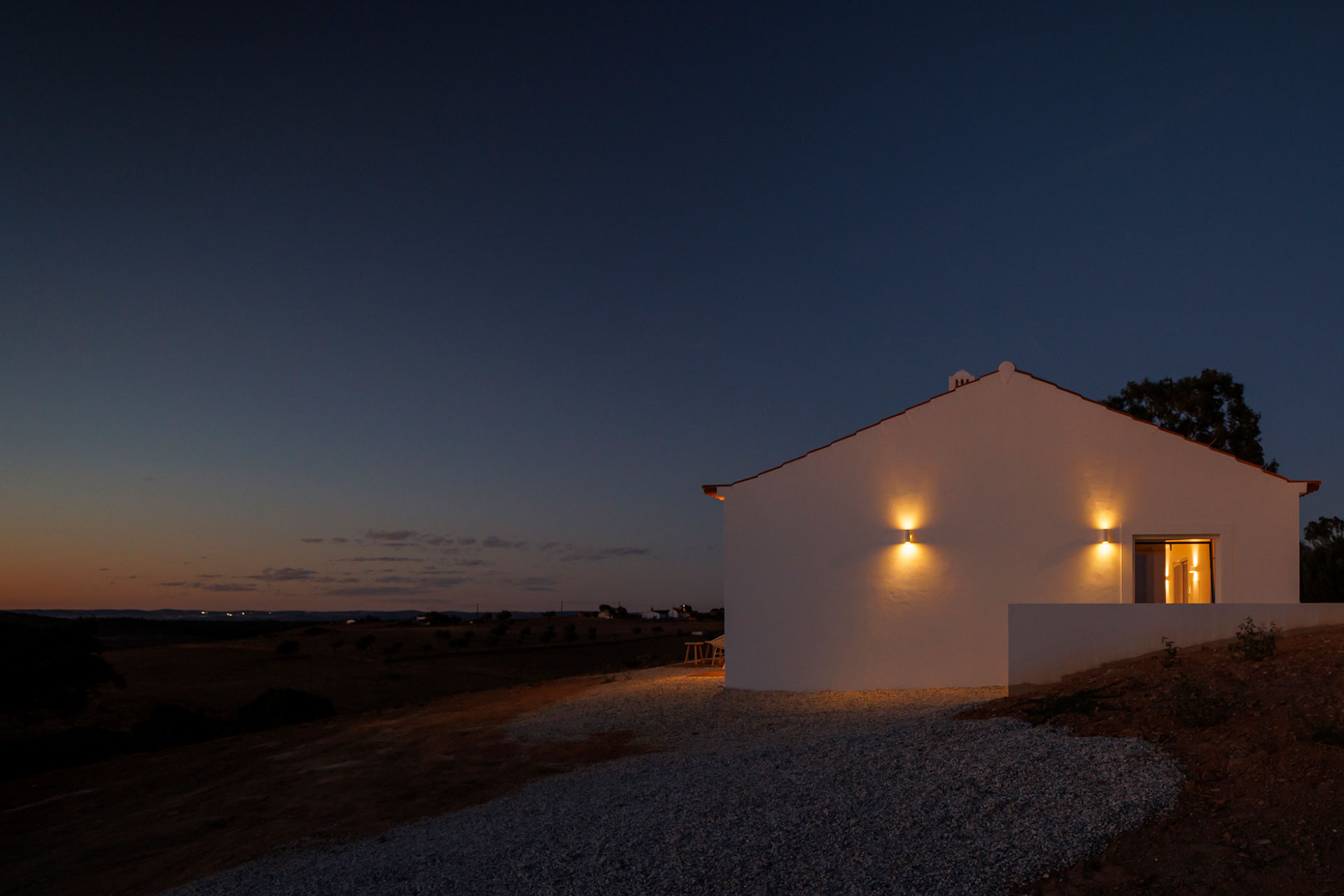 vagar-do-pastor_farmhouse_evora-portugal_exterior-night-facade.jpg