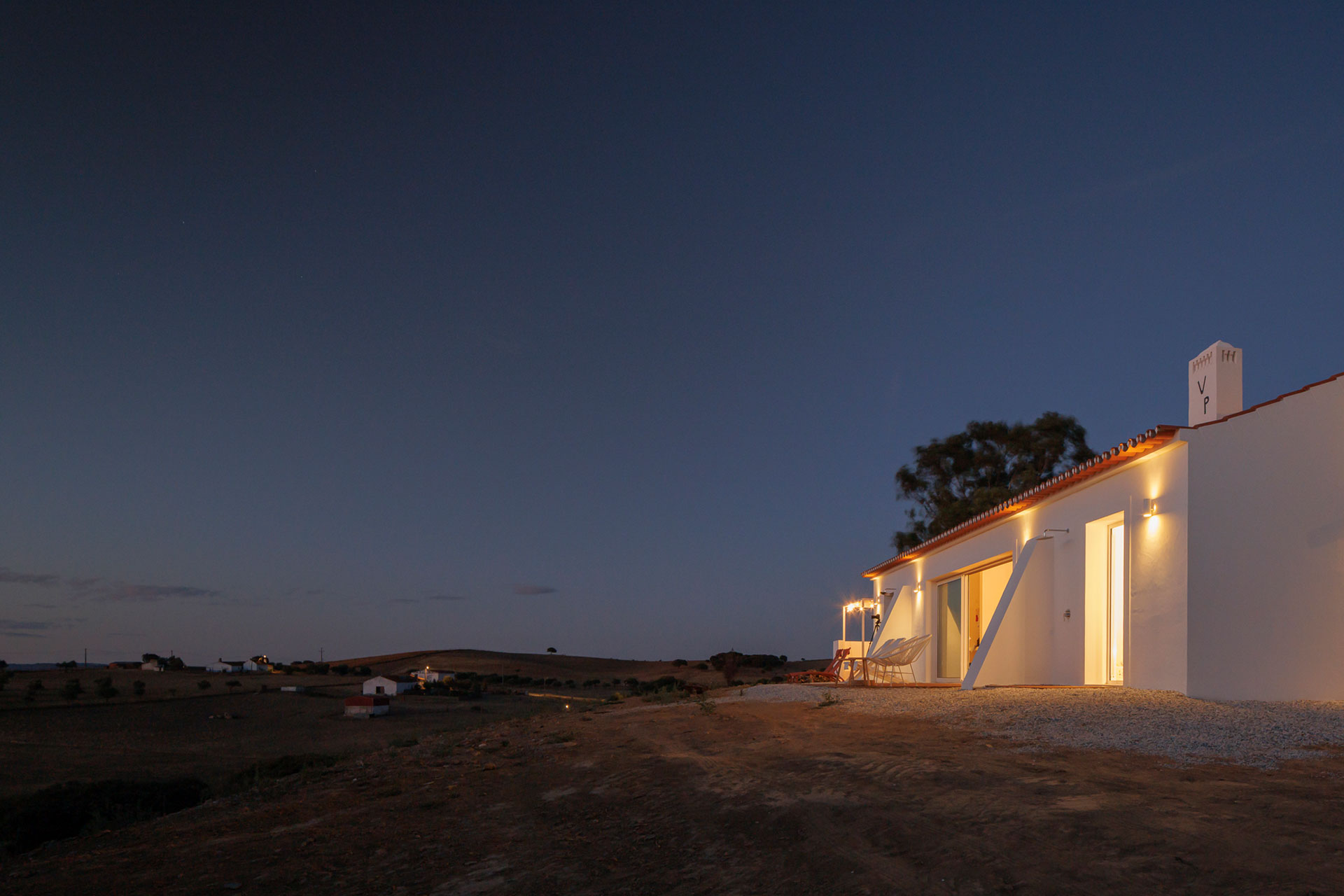 vagar-do-pastor_farmhouse_evora-portugal_exterior-night-side-facade.jpg