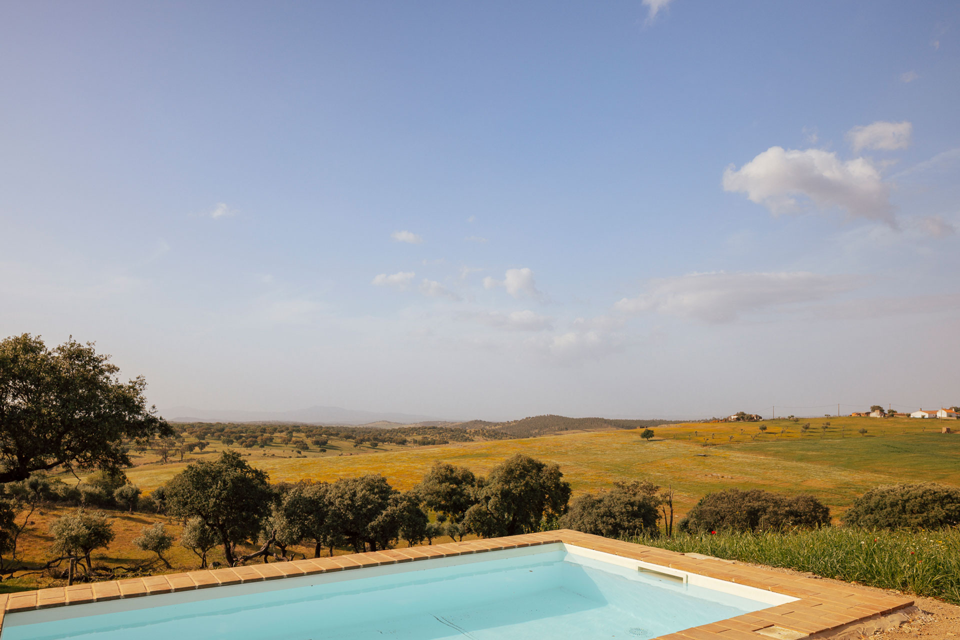 vagar-do-pastor_farmhouse_evora-portugal_exterior-pool.jpg