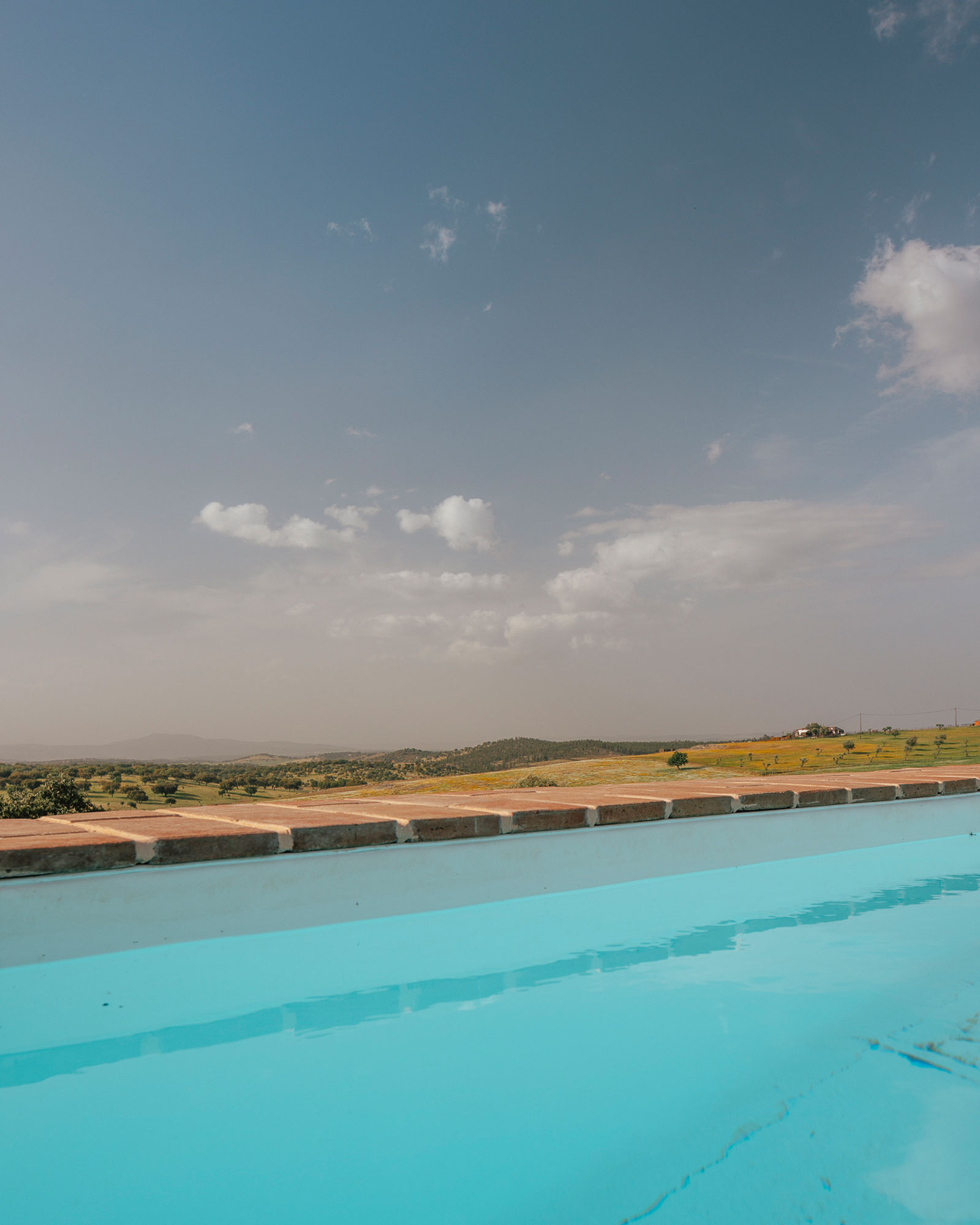 vagar-do-pastor_farmhouse_evora-portugal_exterior-pool-detail.jpg