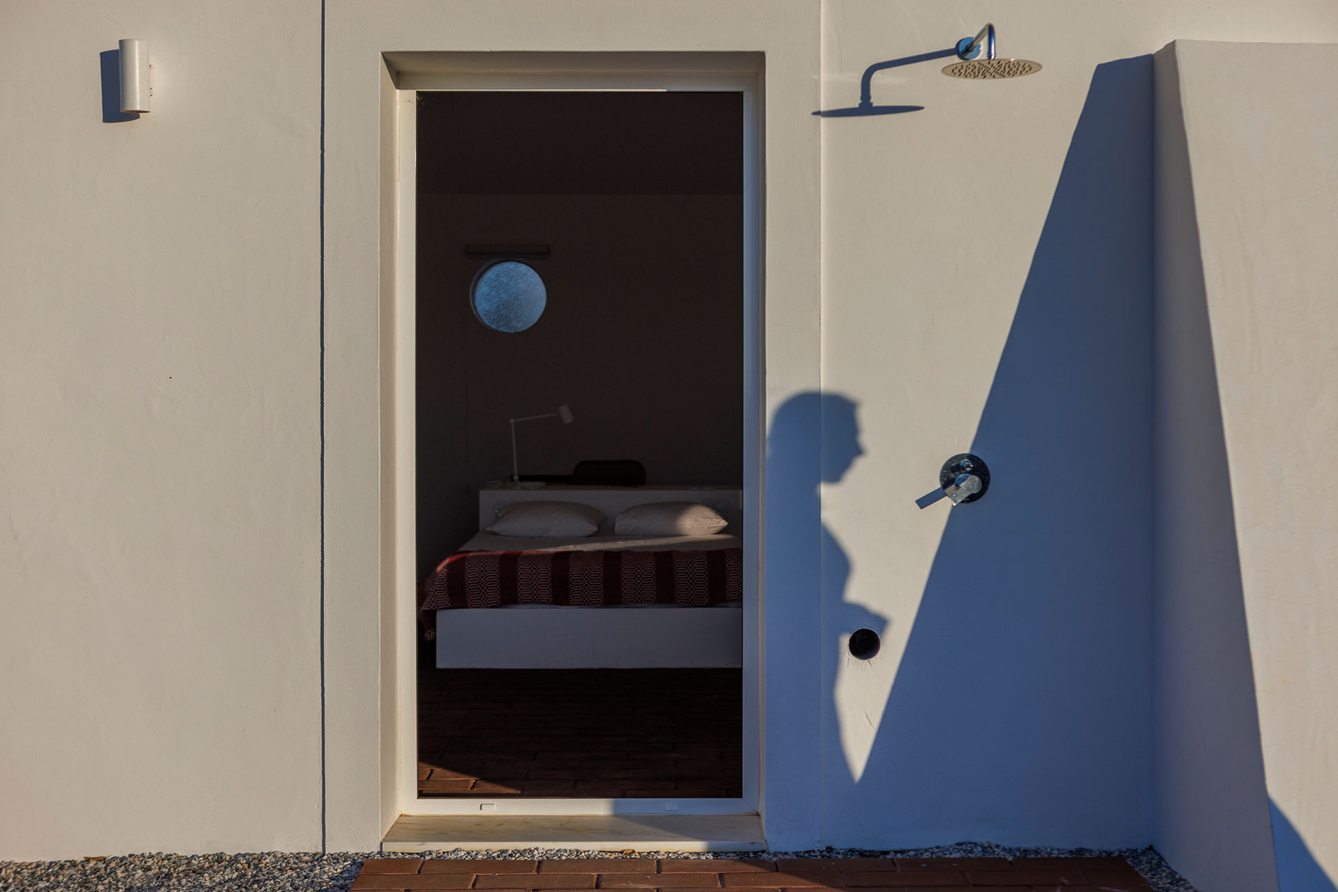 vagar-do-pastor_farmhouse_evora-portugal_exterior-shadow.jpg