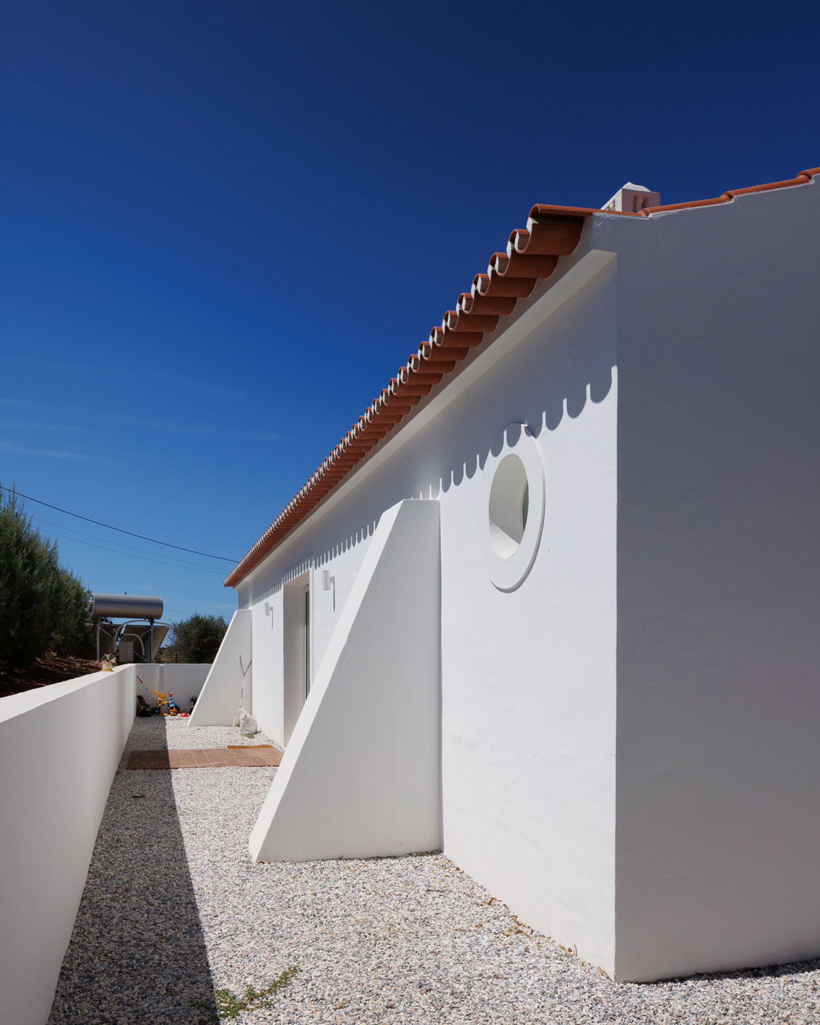 vagar-do-pastor_farmhouse_evora-portugal_exterior-side-facade.jpg