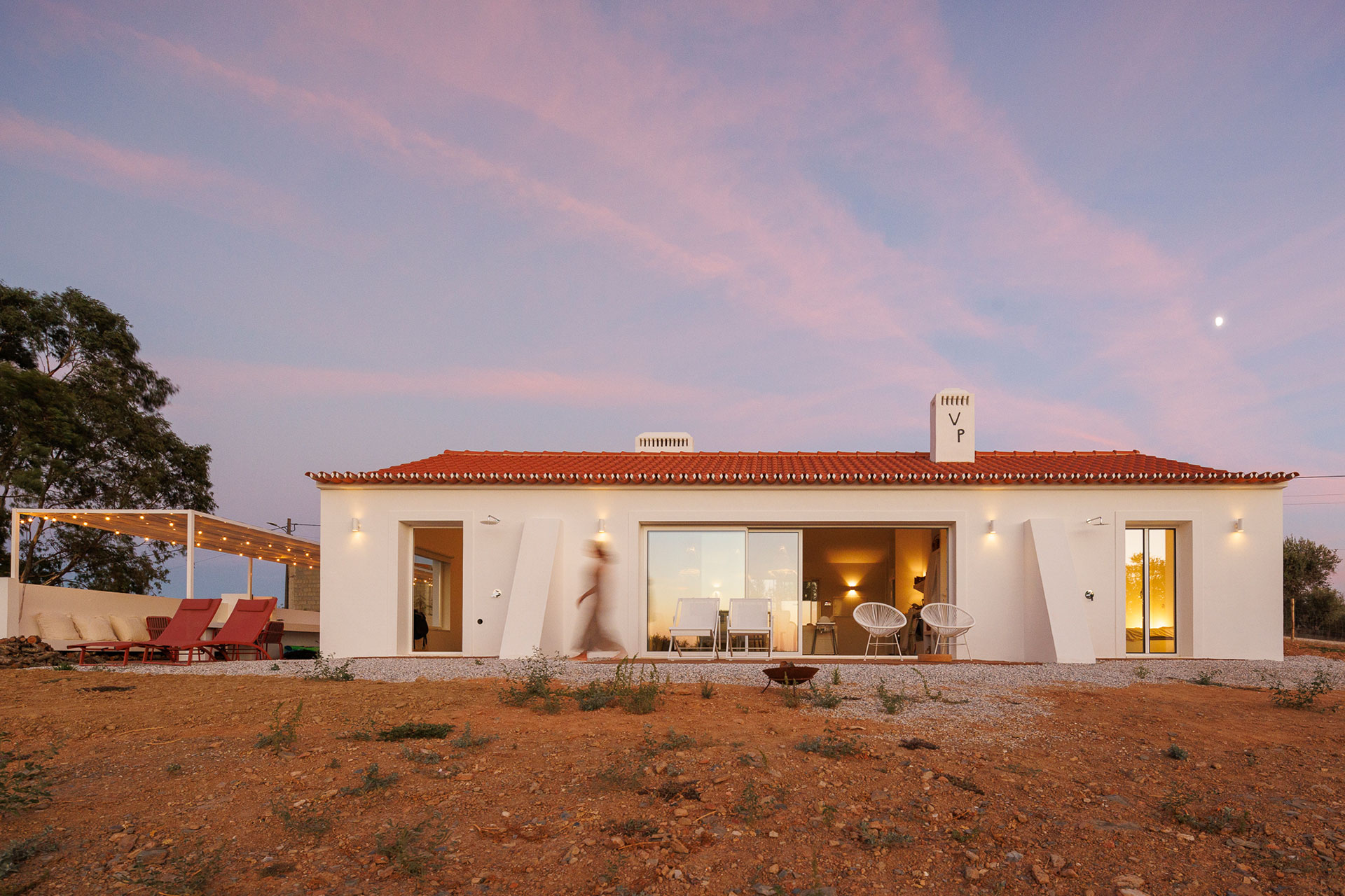 vagar-do-pastor_farmhouse_evora-portugal_exterior-sunrise.jpg
