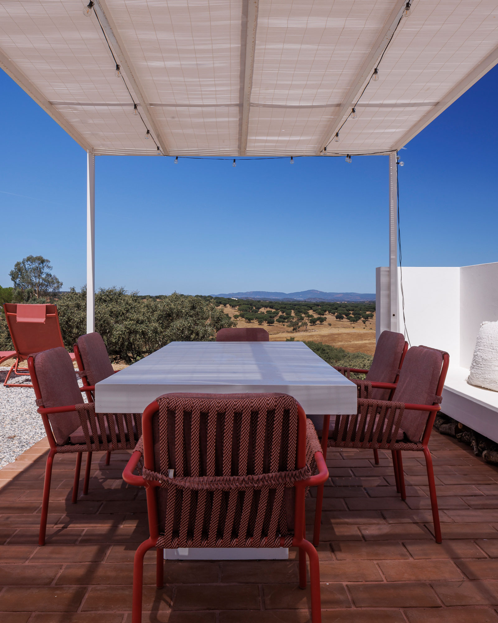 vagar-do-pastor_farmhouse_evora-portugal_exterior-table.jpg