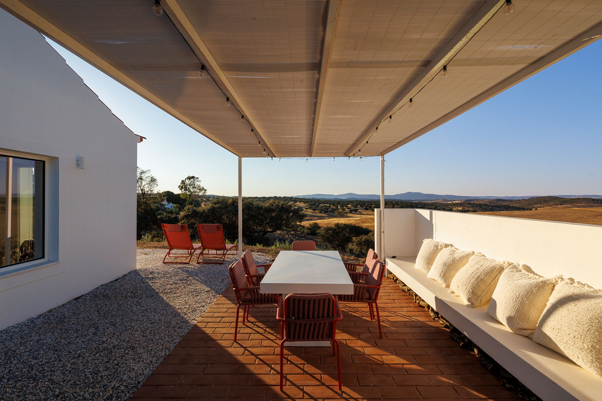 vagar-do-pastor_farmhouse_evora-portugal_exterior-terrace.jpg