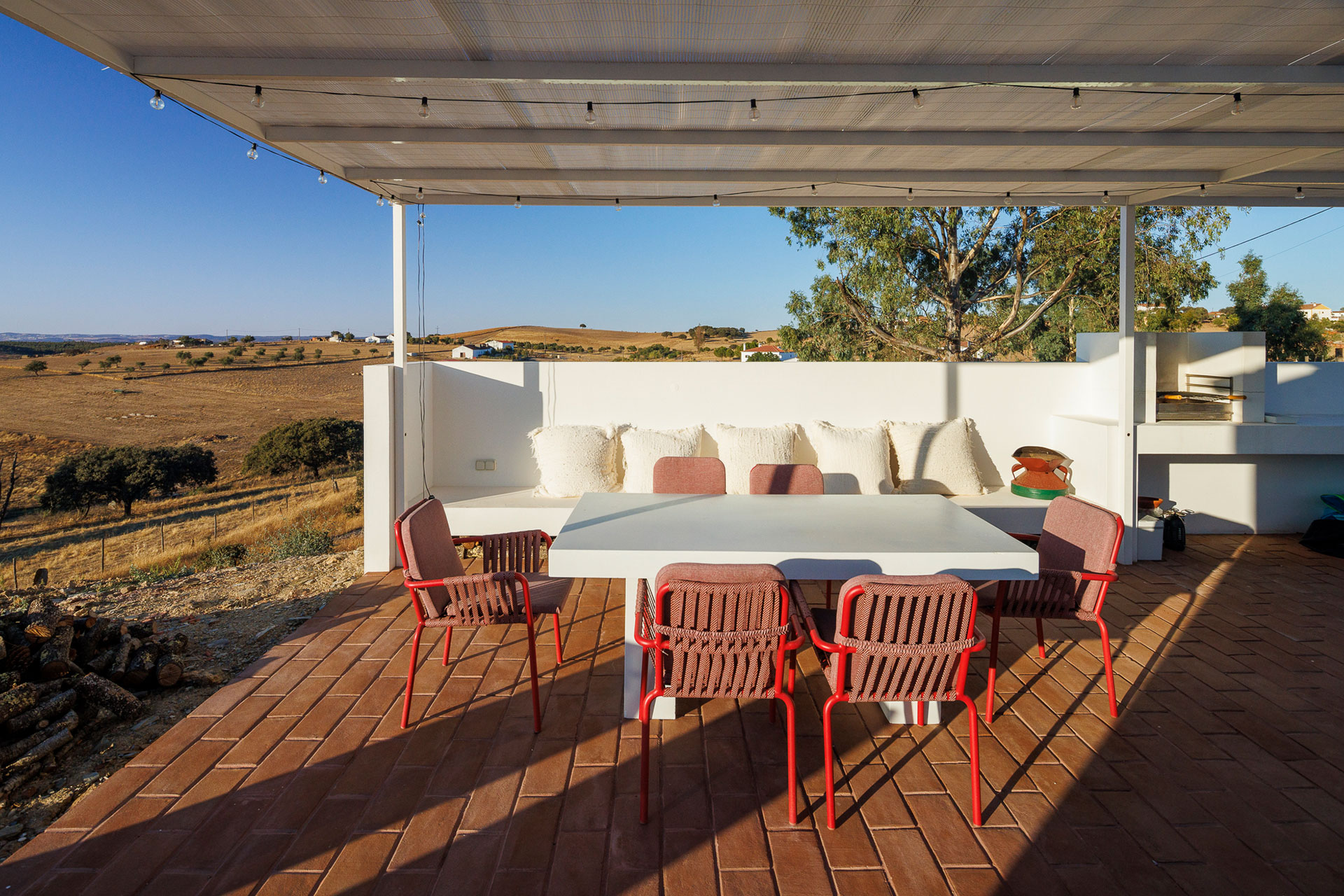 vagar-do-pastor_farmhouse_evora-portugal_exterior-terrace-table.jpg