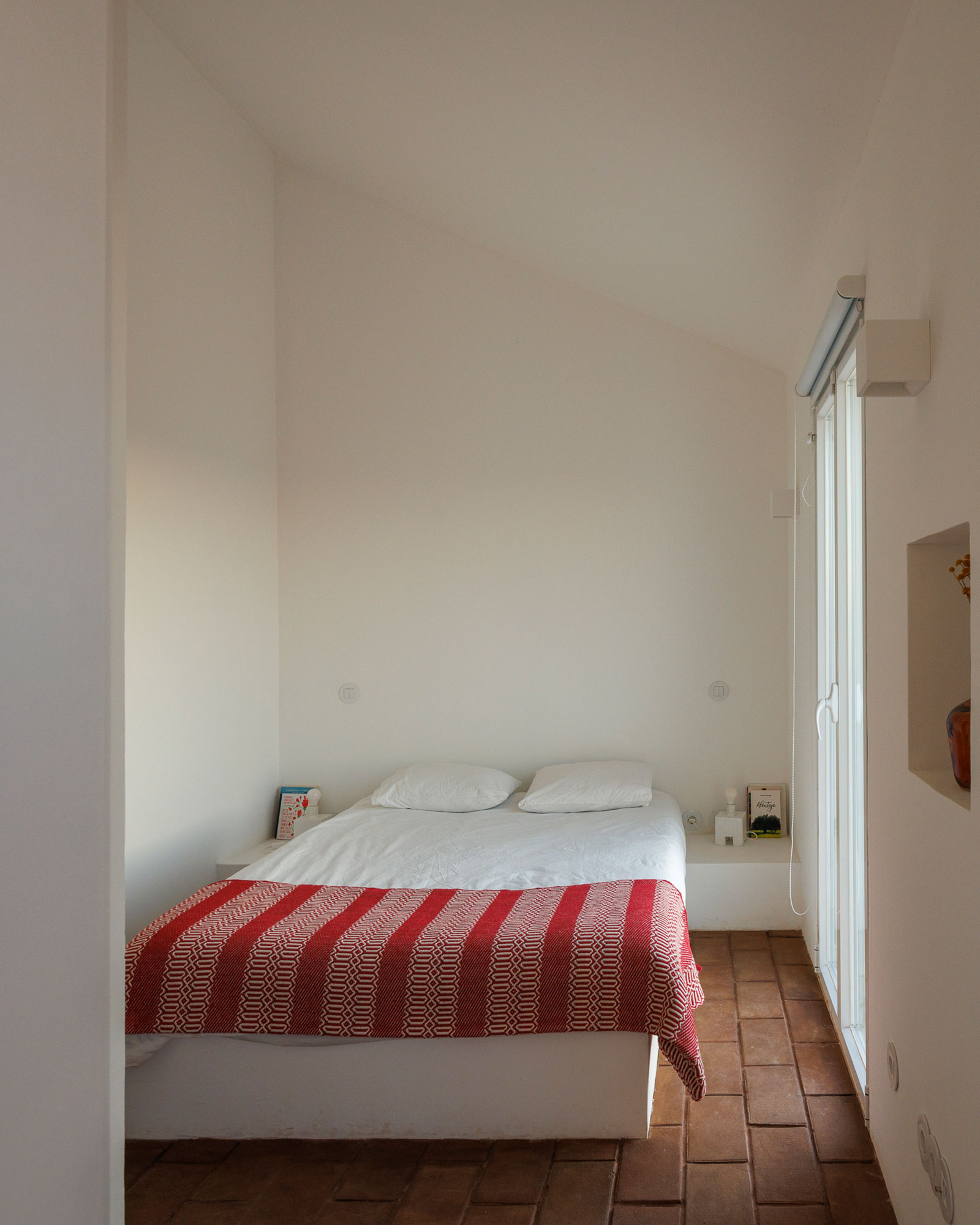 vagar-do-pastor_farmhouse_evora-portugal_interior-bedroom-chair.jpg