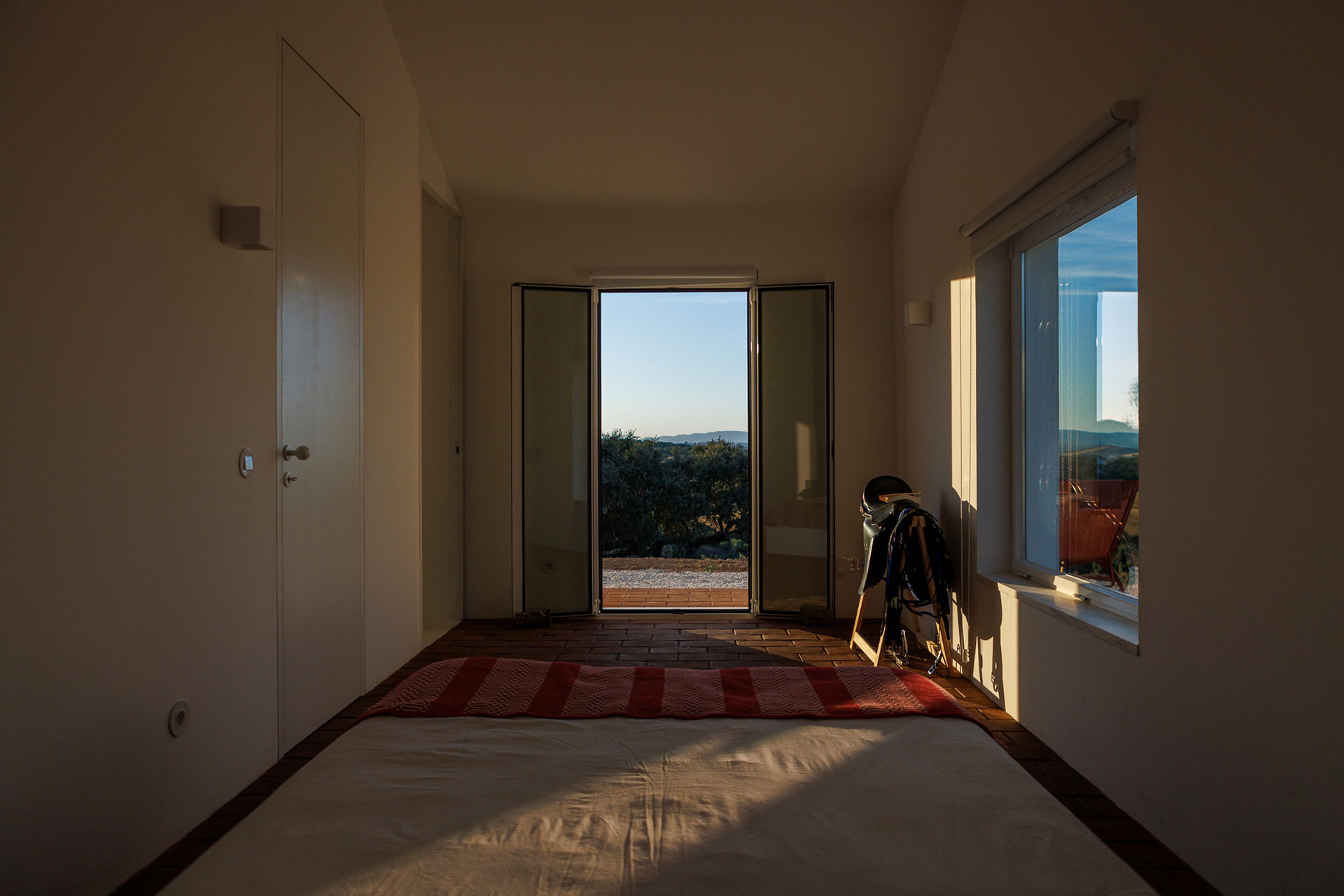 vagar-do-pastor_farmhouse_evora-portugal_interior-bedroom-view.jpg