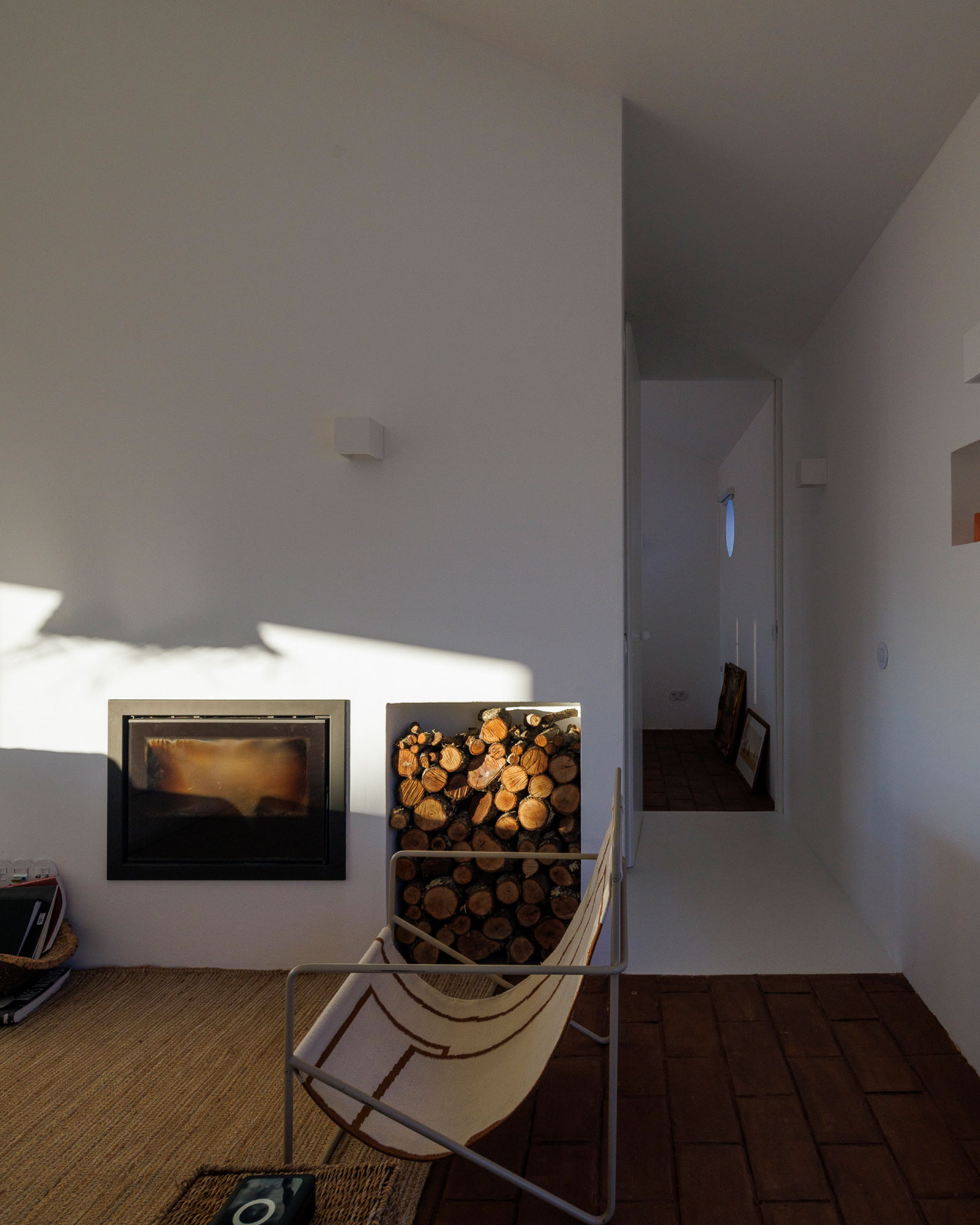 vagar-do-pastor_farmhouse_evora-portugal_interior-fireplace.jpg