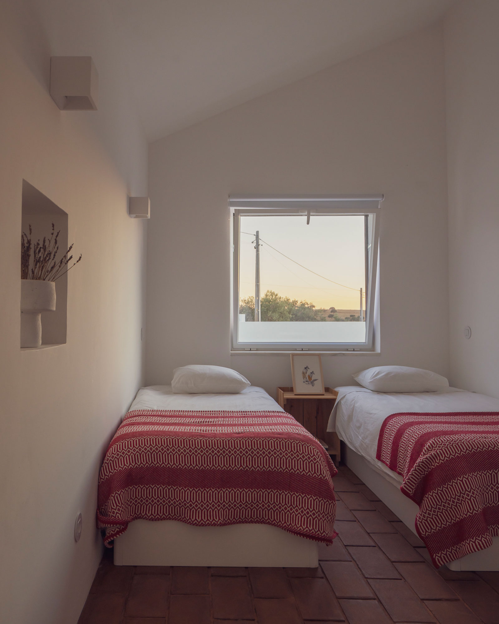 vagar-do-pastor_farmhouse_evora-portugal_interior-two-beds.jpg