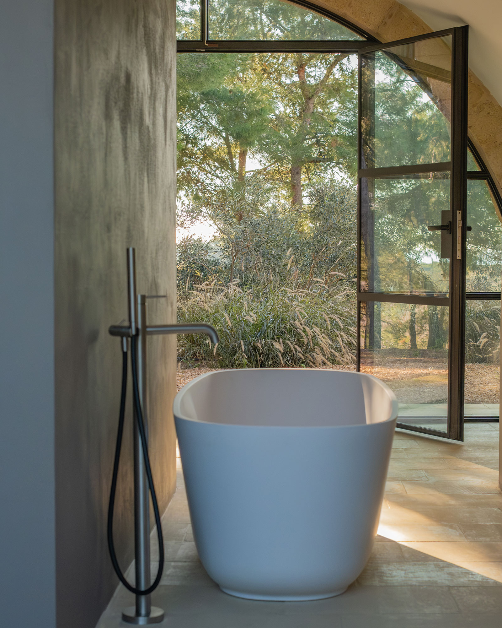 masseria-li-cafari_villa_puglia-italy_interior-bathtub.jpg