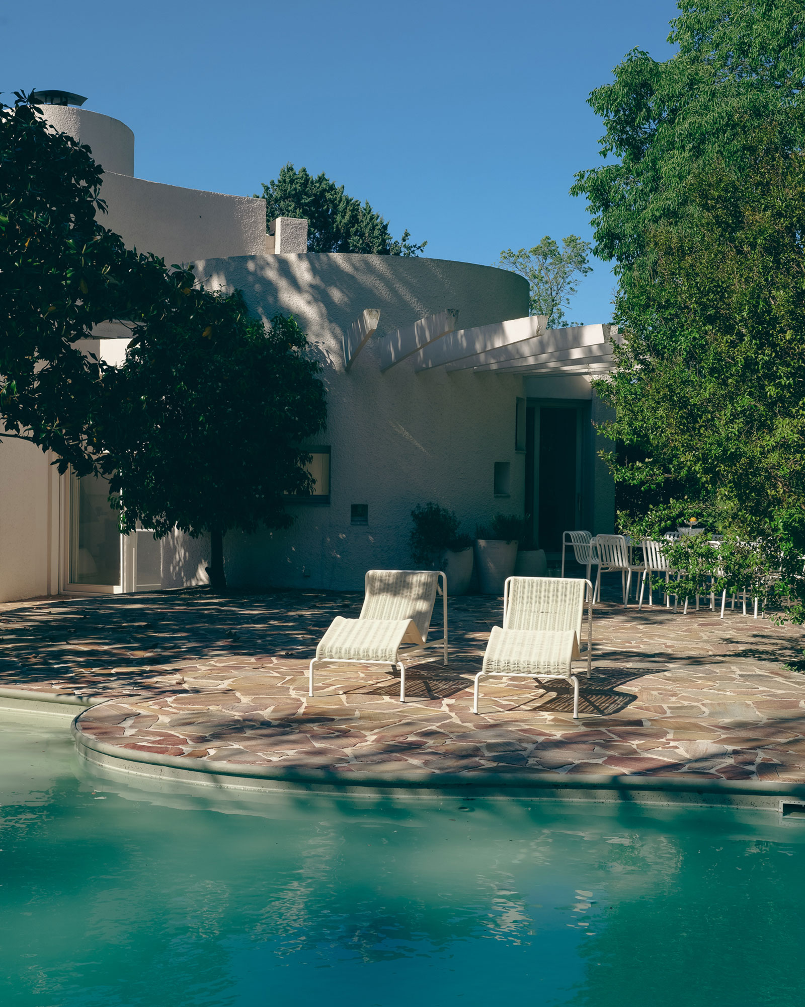 casa-ideale-villa-bank_villa_arles-france_exterior-pool-space.jpg