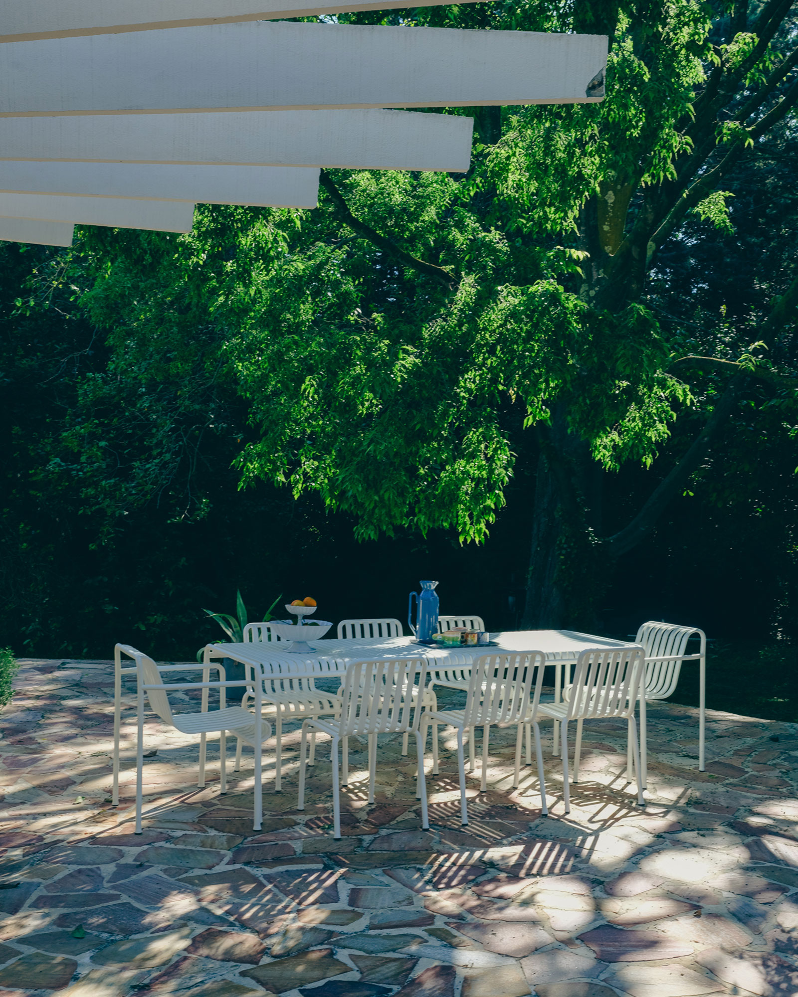 casa-ideale-villa-bank_villa_arles-france_exterior-table-design.jpg