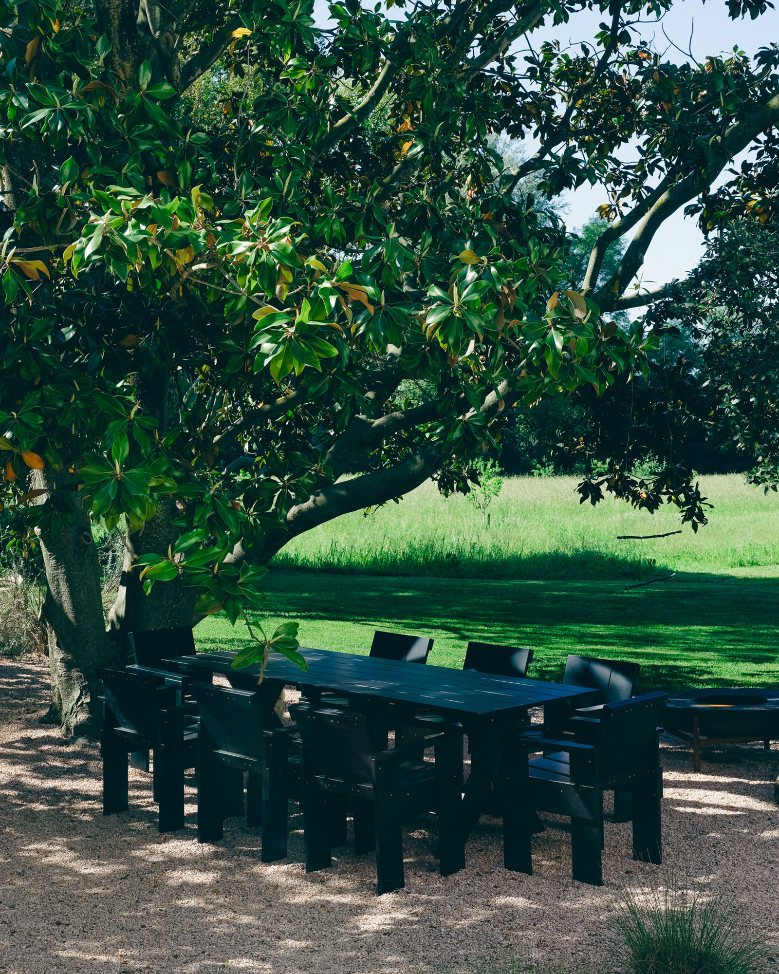 casa-ideale-villa-bank_villa_arles-france_exterior-table-tree.jpg