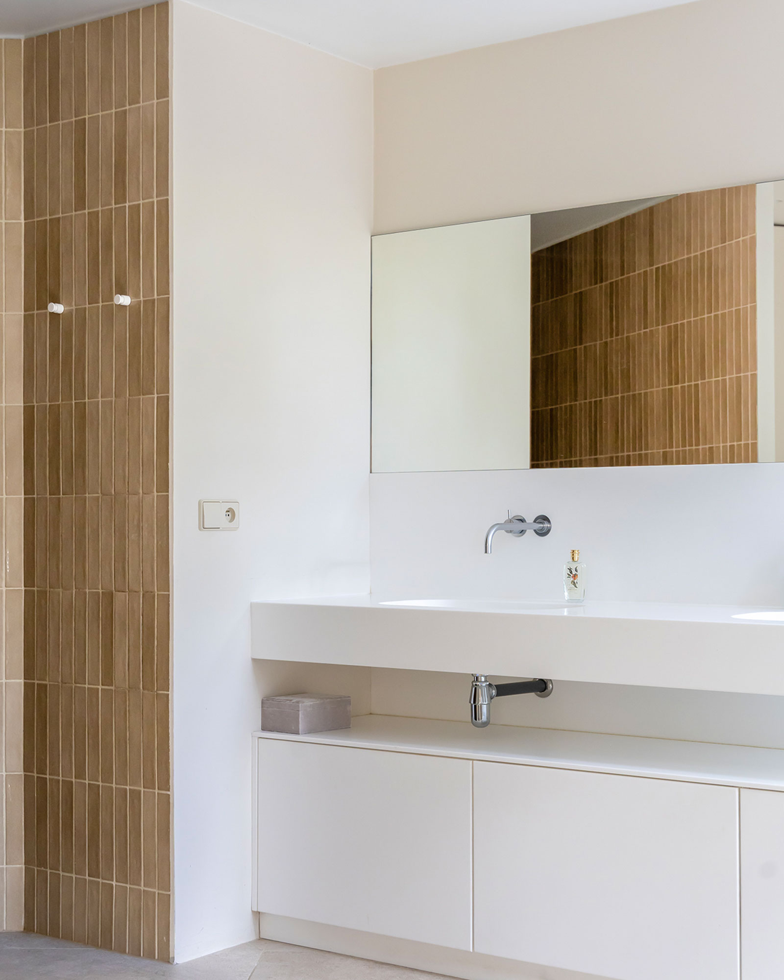 casa-ideale-villa-bank_villa_arles-france_interior-bathroom-mirror.jpg