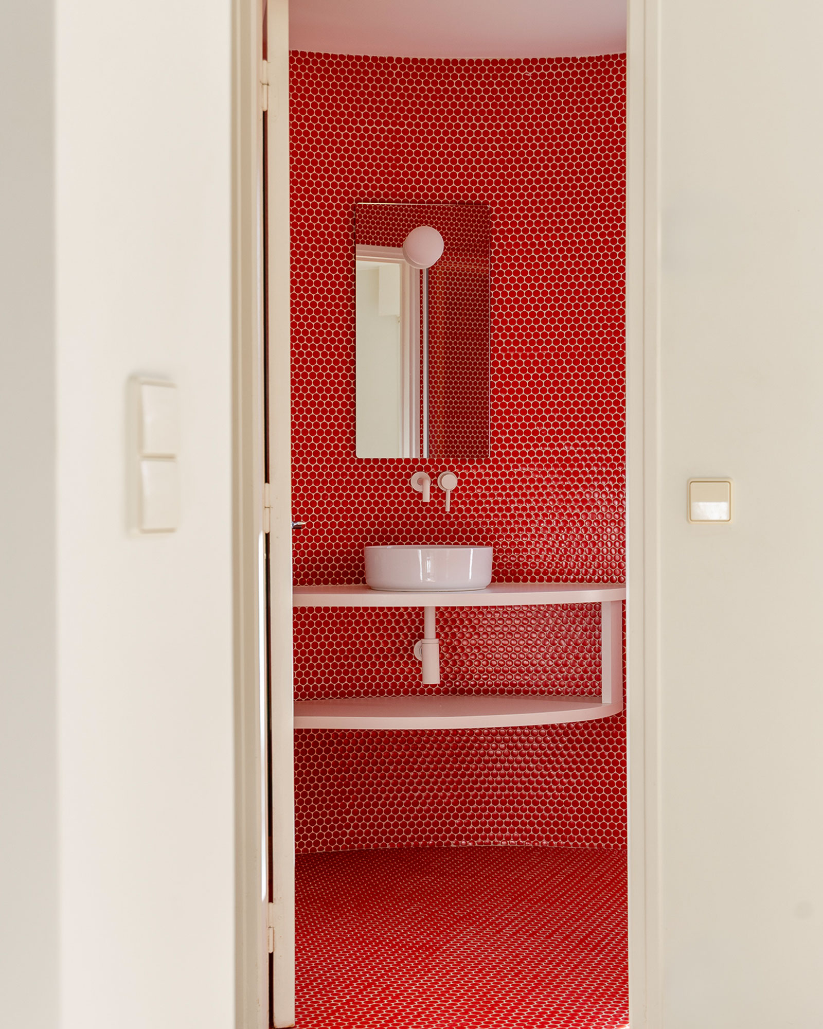 casa-ideale-villa-bank_villa_arles-france_interior-red-bathroom.jpg