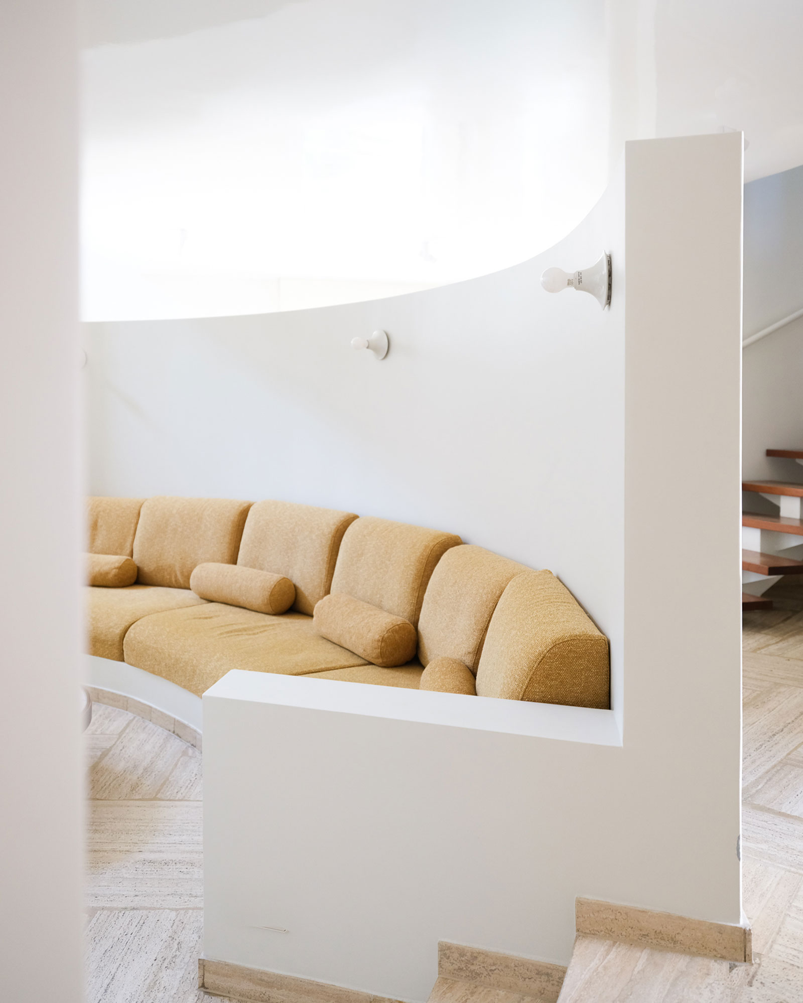 casa-ideale-villa-bank_villa_arles-france_interior-sofa.jpg