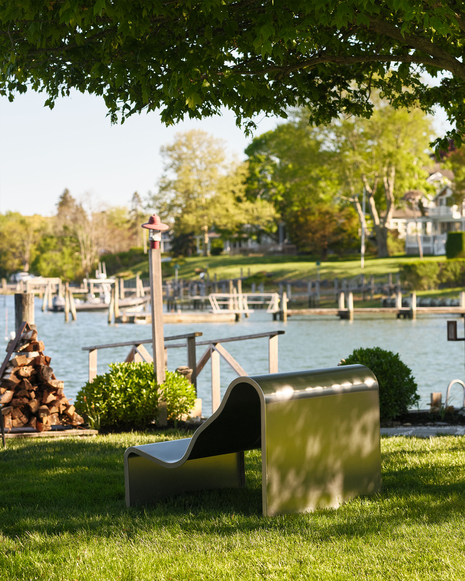 the-boat-house-shelter-island_house_shelter-island-new-york-usa_exterior-chair.jpg