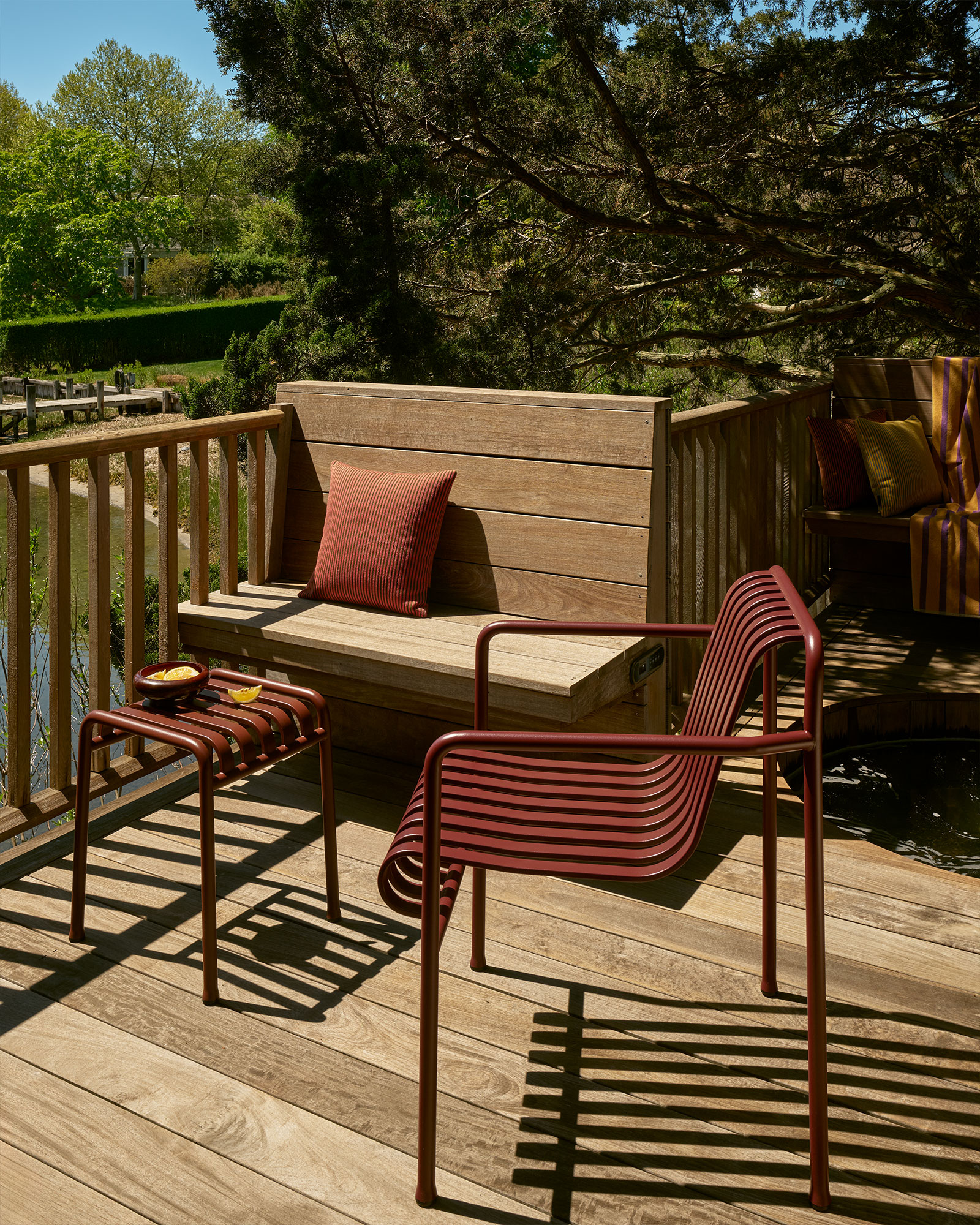 the-boat-house-shelter-island_house_shelter-island-new-york-usa_exterior-chair-design.jpg