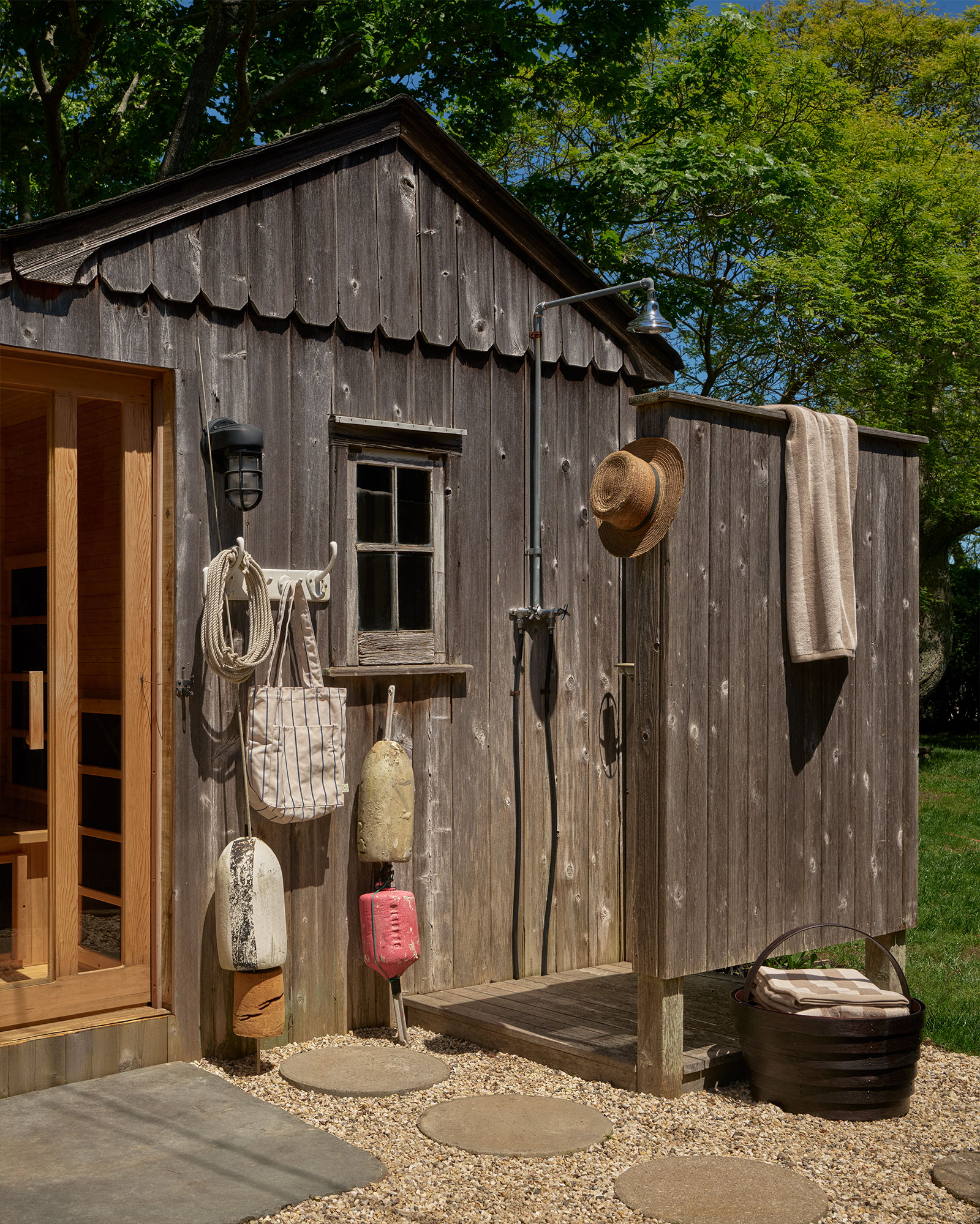the-boat-house-shelter-island_house_shelter-island-new-york-usa_exterior-shower.jpg