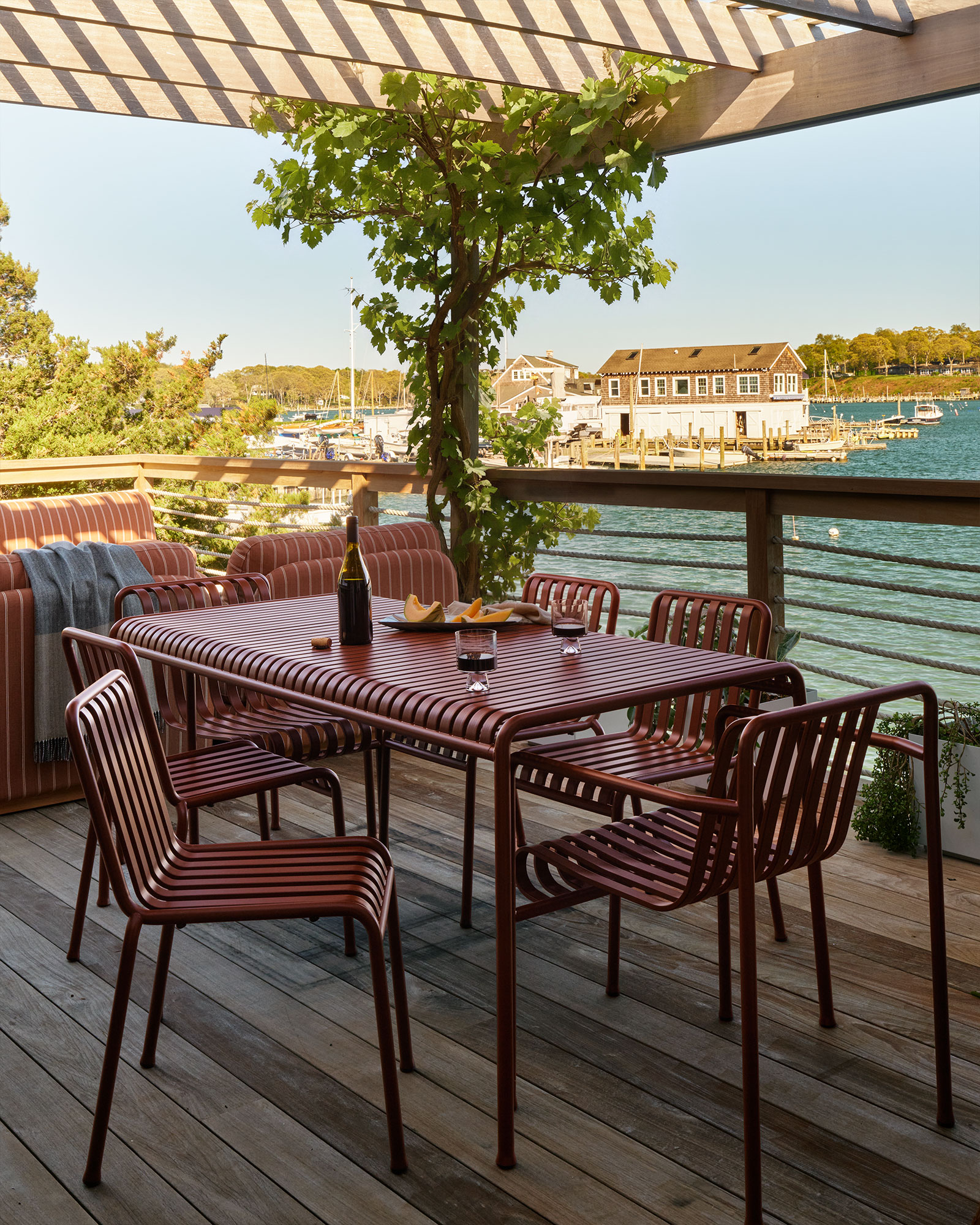 the-boat-house-shelter-island_house_shelter-island-new-york-usa_exterior-table.jpg