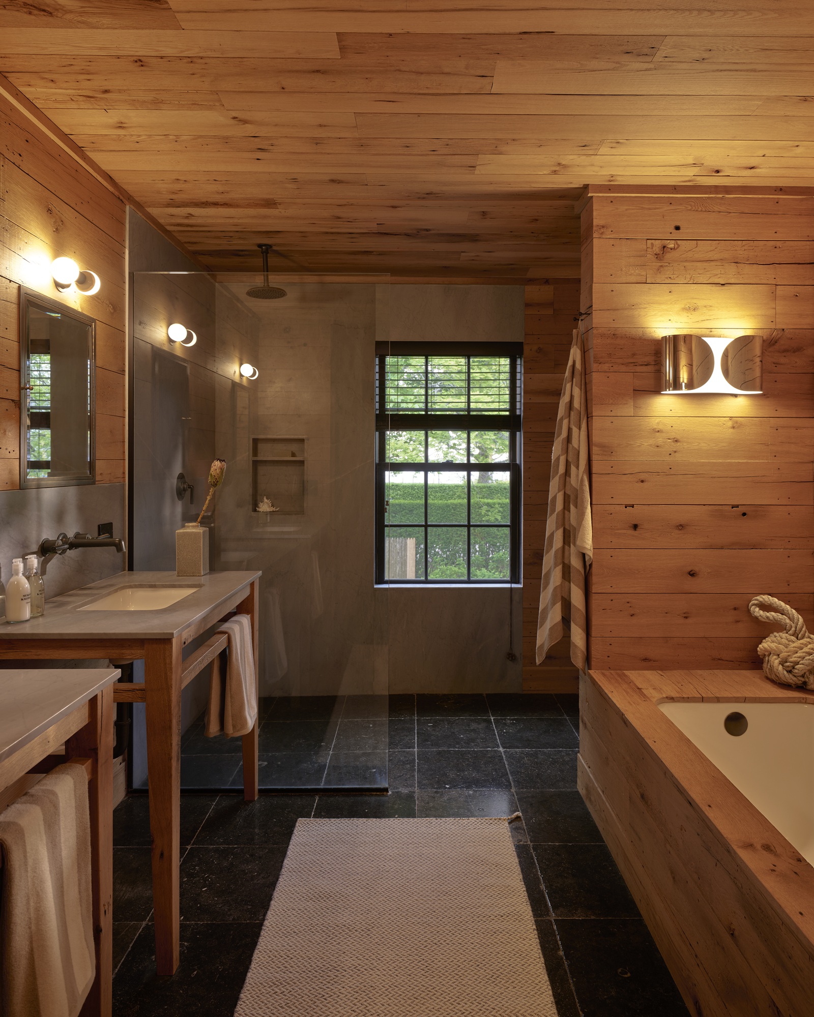 the-boat-house-shelter-island_house_shelter-island-new-york-usa_interior-bathroom-bath.jpg