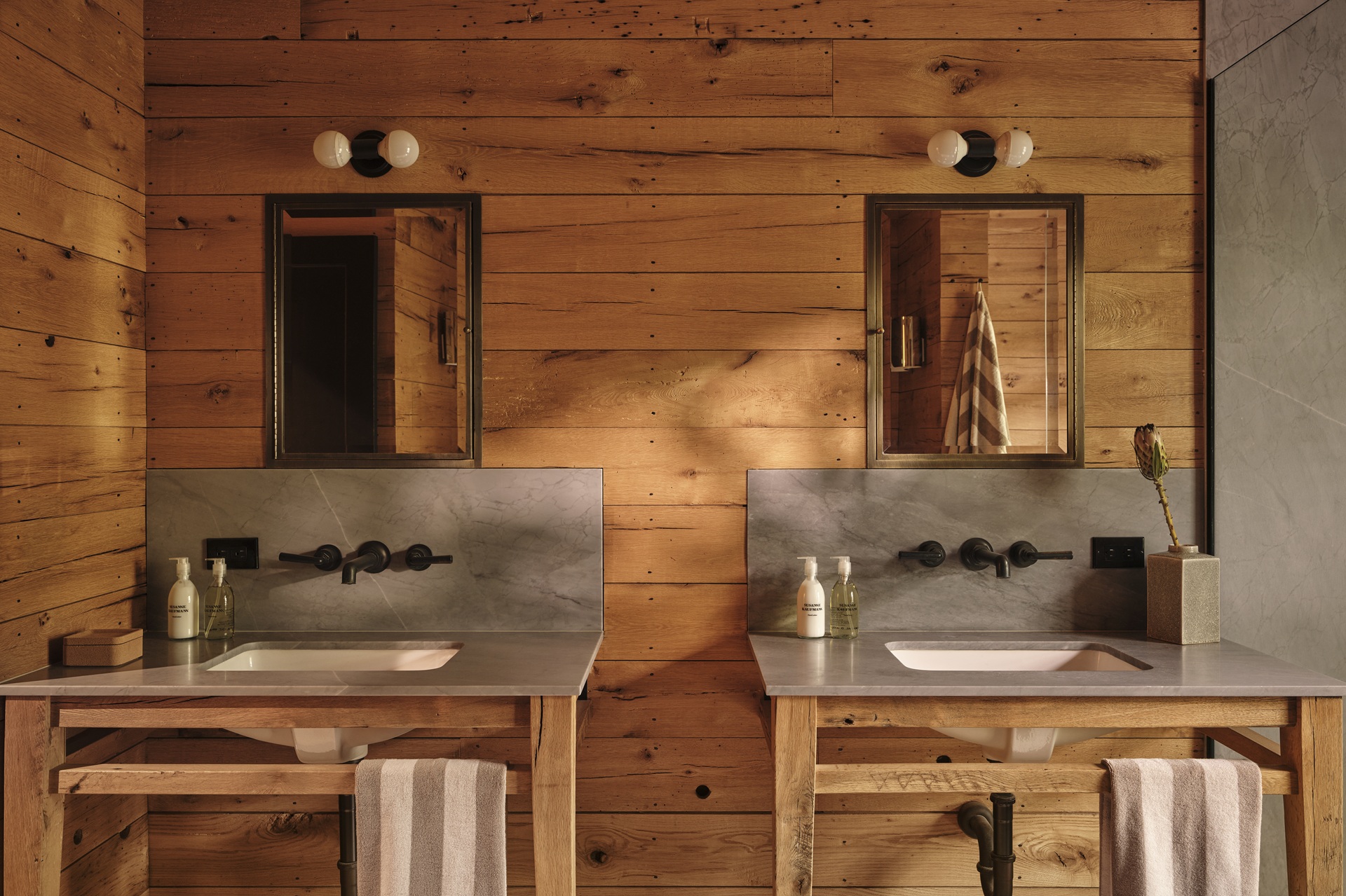 the-boat-house-shelter-island_house_shelter-island-new-york-usa_interior-bathroom-sinks.jpg