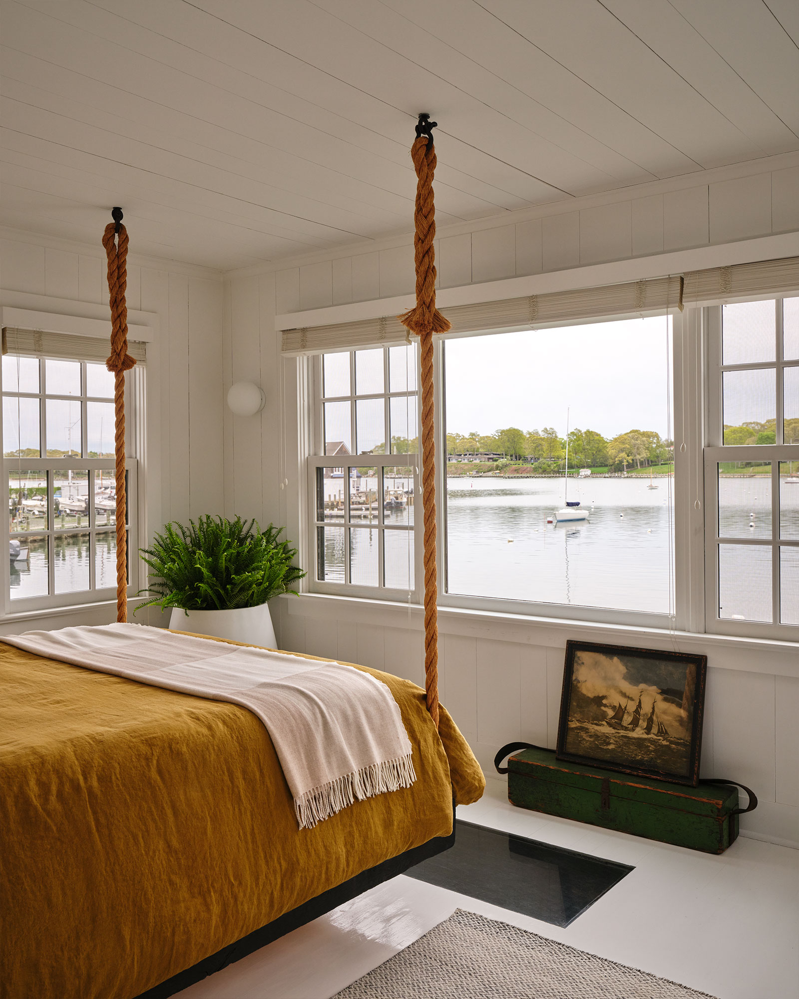 the-boat-house-shelter-island_house_shelter-island-new-york-usa_interior-bedroom-view.jpg