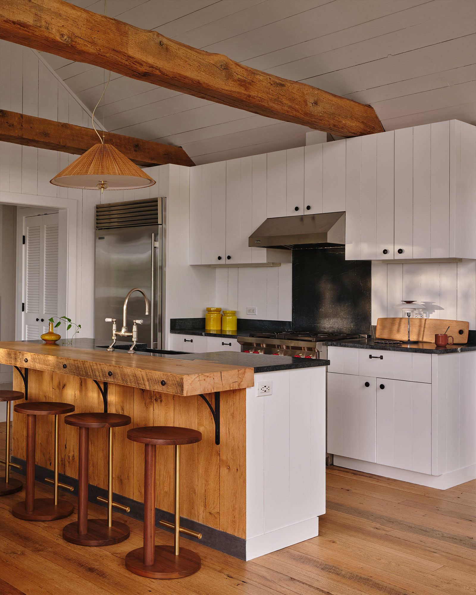 the-boat-house-shelter-island_house_shelter-island-new-york-usa_interior-kitchen-detail.jpg