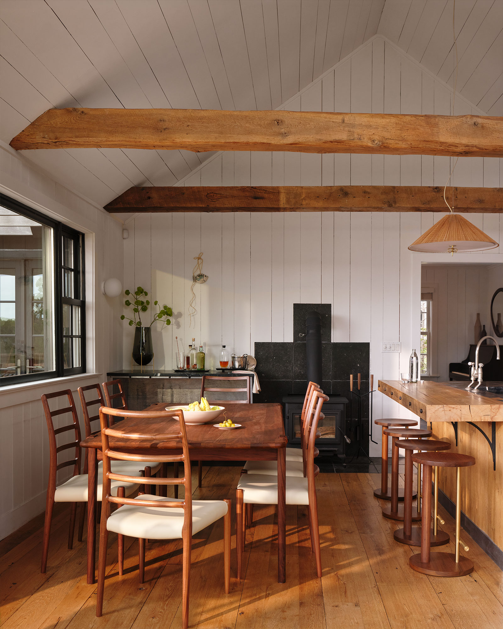 the-boat-house-shelter-island_house_shelter-island-new-york-usa_interior-table.jpg