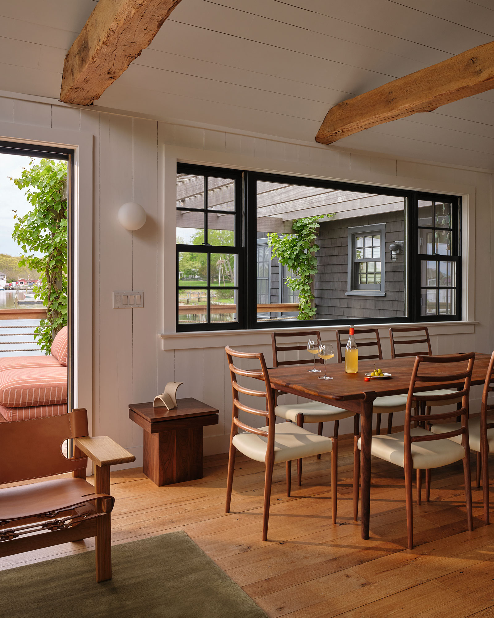 the-boat-house-shelter-island_house_shelter-island-new-york-usa_interior-table-window.jpg