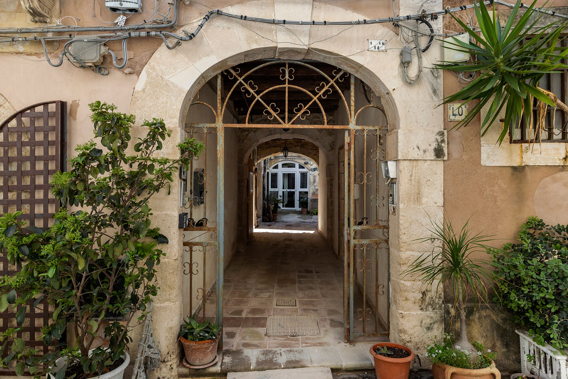 casa-lureca_house_sicily-italy_exterior-entrance.jpg