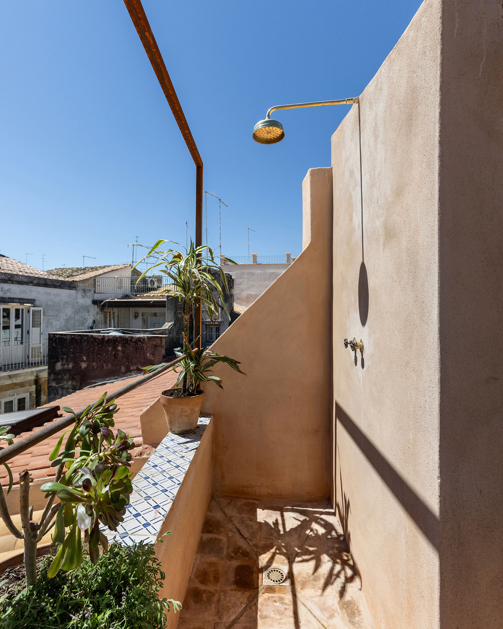 casa-lureca_house_sicily-italy_exterior-shower.jpg