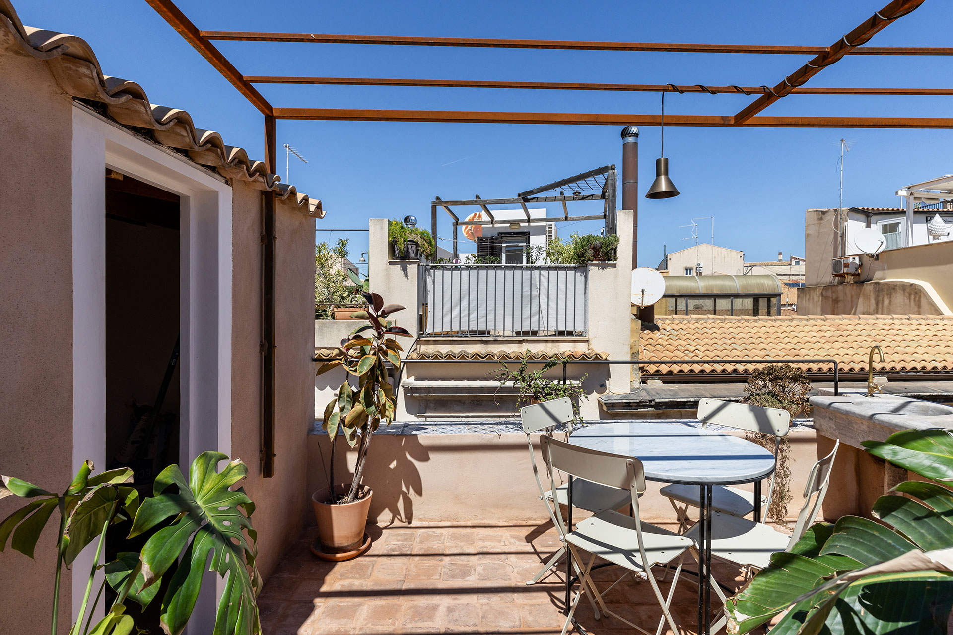 casa-lureca_house_sicily-italy_exterior-terrace-ttable.jpg