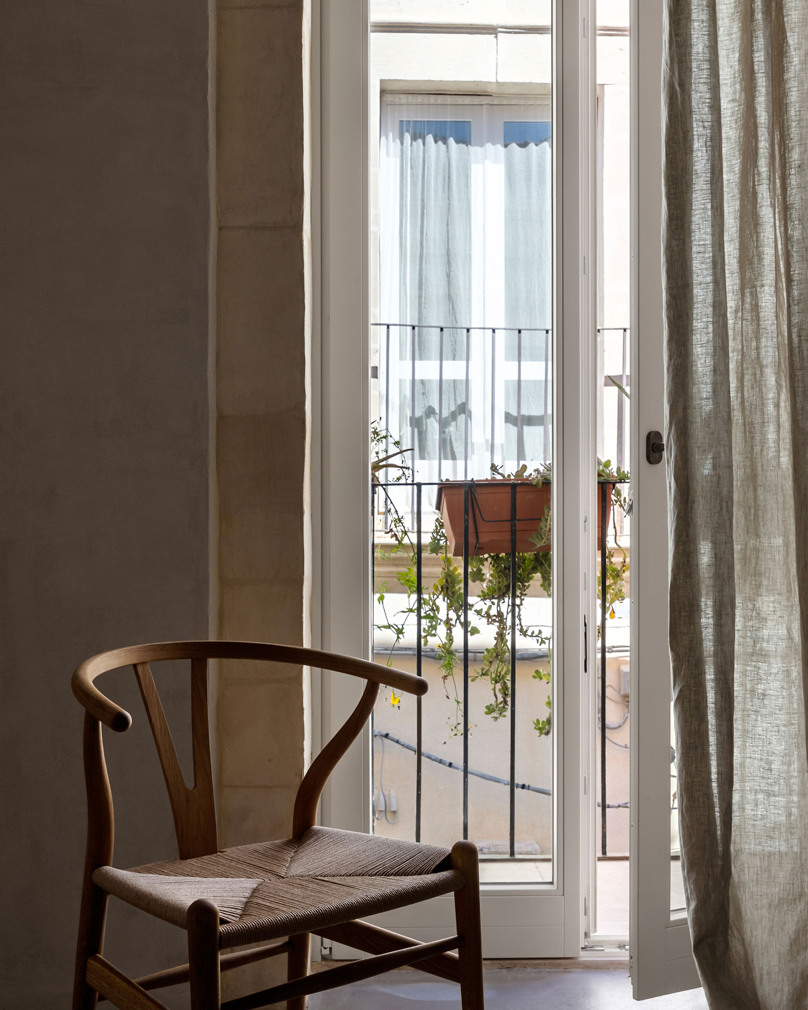 casa-lureca_house_sicily-italy_interior-balcony.jpg