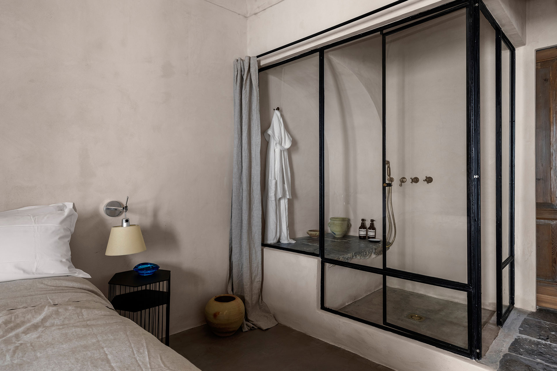 casa-lureca_house_sicily-italy_interior-bedroom-bath-room.jpg
