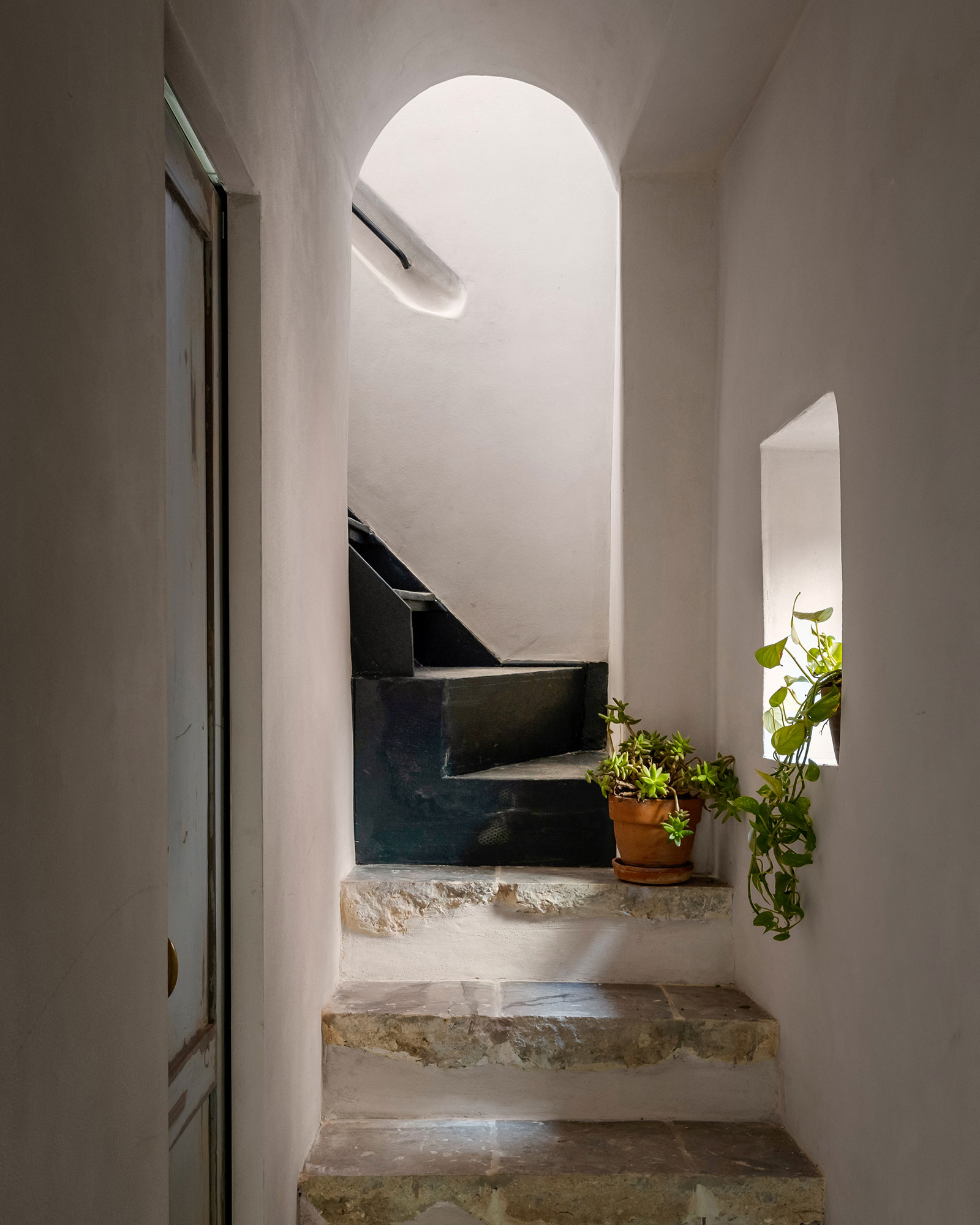 casa-lureca_house_sicily-italy_interior-stairs.jpg