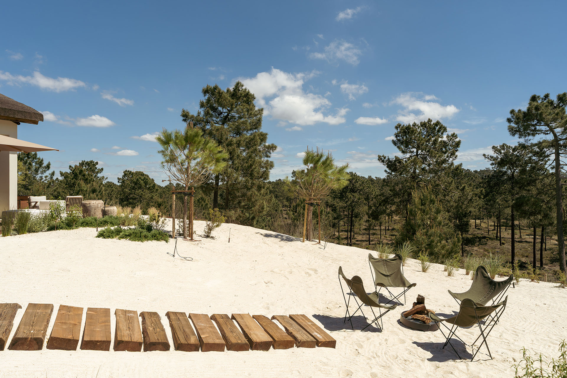villa-stark_villa_comporta-setubal-portugal_exterior-chairs-fiireplace.jpg