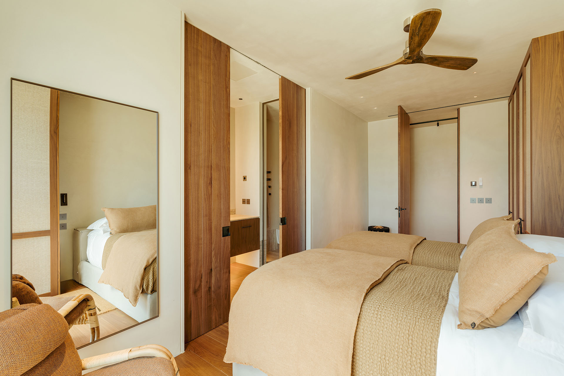 villa-stark_villa_comporta-setubal-portugal_interior-bed-room-mirror.jpg